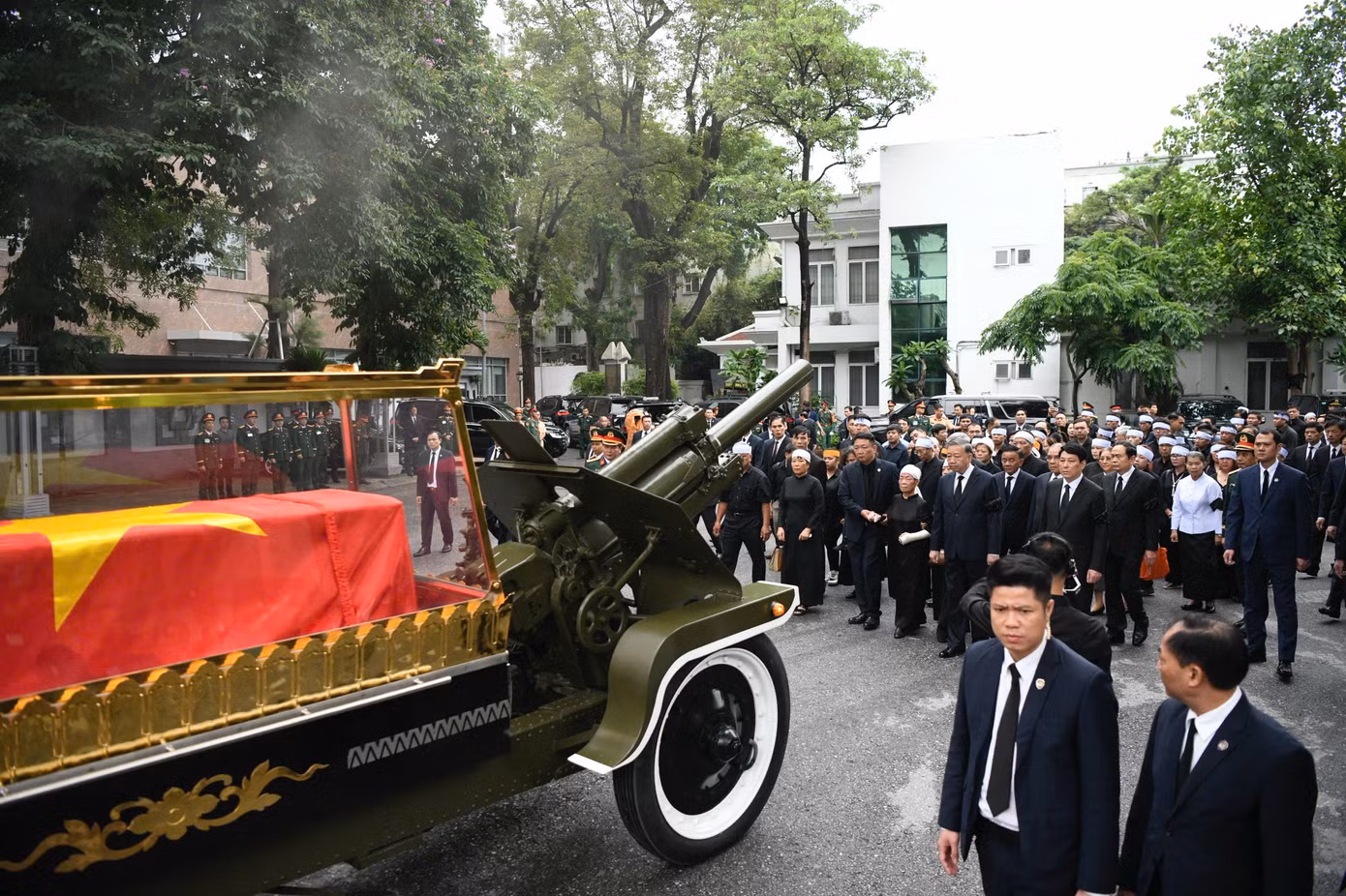 Các lãnh đạo, nguyên lãnh đạo Đảng, Nhà nước và gia đình tiễn biệt đồng chí Trần Đức Lương.