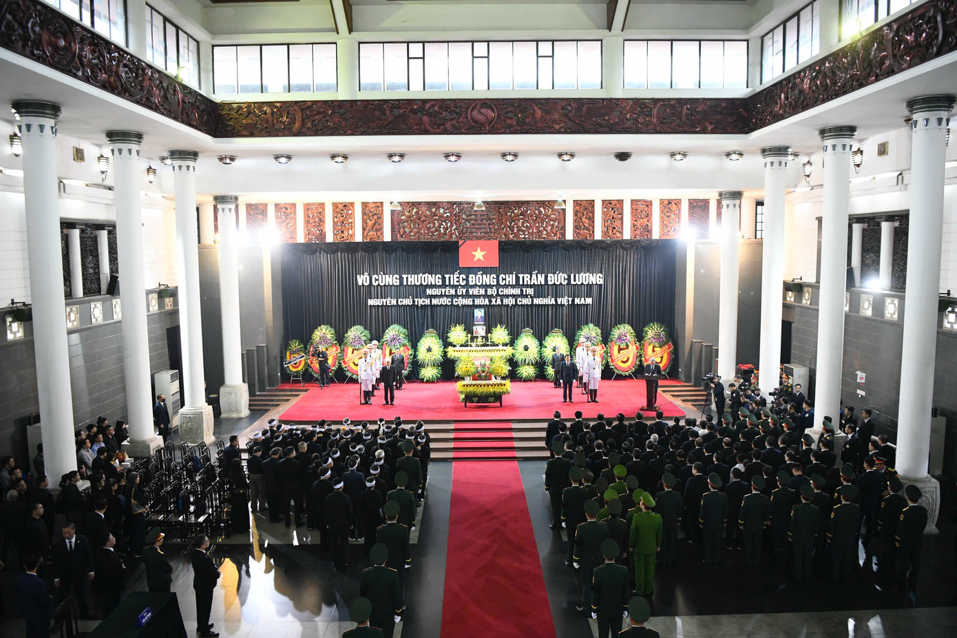 Lễ truy điệu nguyên Chủ tịch nước Trần Đức Lương được cử hành trọng thể. Chủ tịch nước Lương Cường - Trưởng Ban Lễ tang - đọc lời điếu tại lễ truy điệu. Lễ truy điệu nguyên Chủ tịch nước Trần Đức Lương được cử hành trọng thể. Chủ tịch nước Lương Cường - Trưởng Ban Lễ tang - đọc lời điếu tại lễ truy điệu.