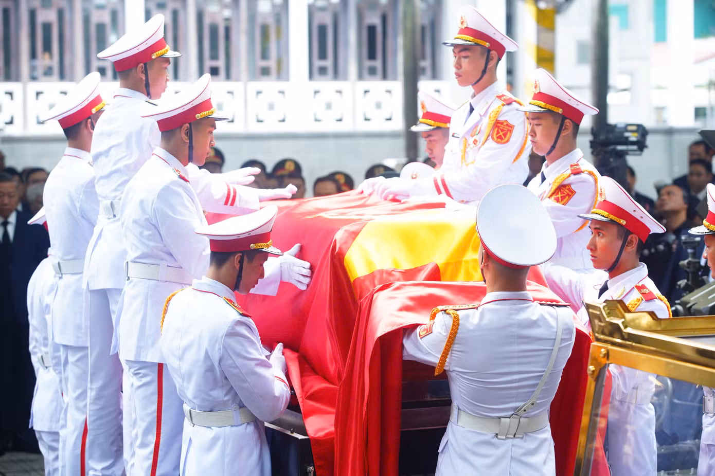 Đội nghi lễ phủ cờ Tổ quốc lên linh cữu, đặt linh cữu lên linh xa, chuẩn bị di chuyển về quê hương của đồng chí Trần Đức Lương - tỉnh Quảng Ngãi.