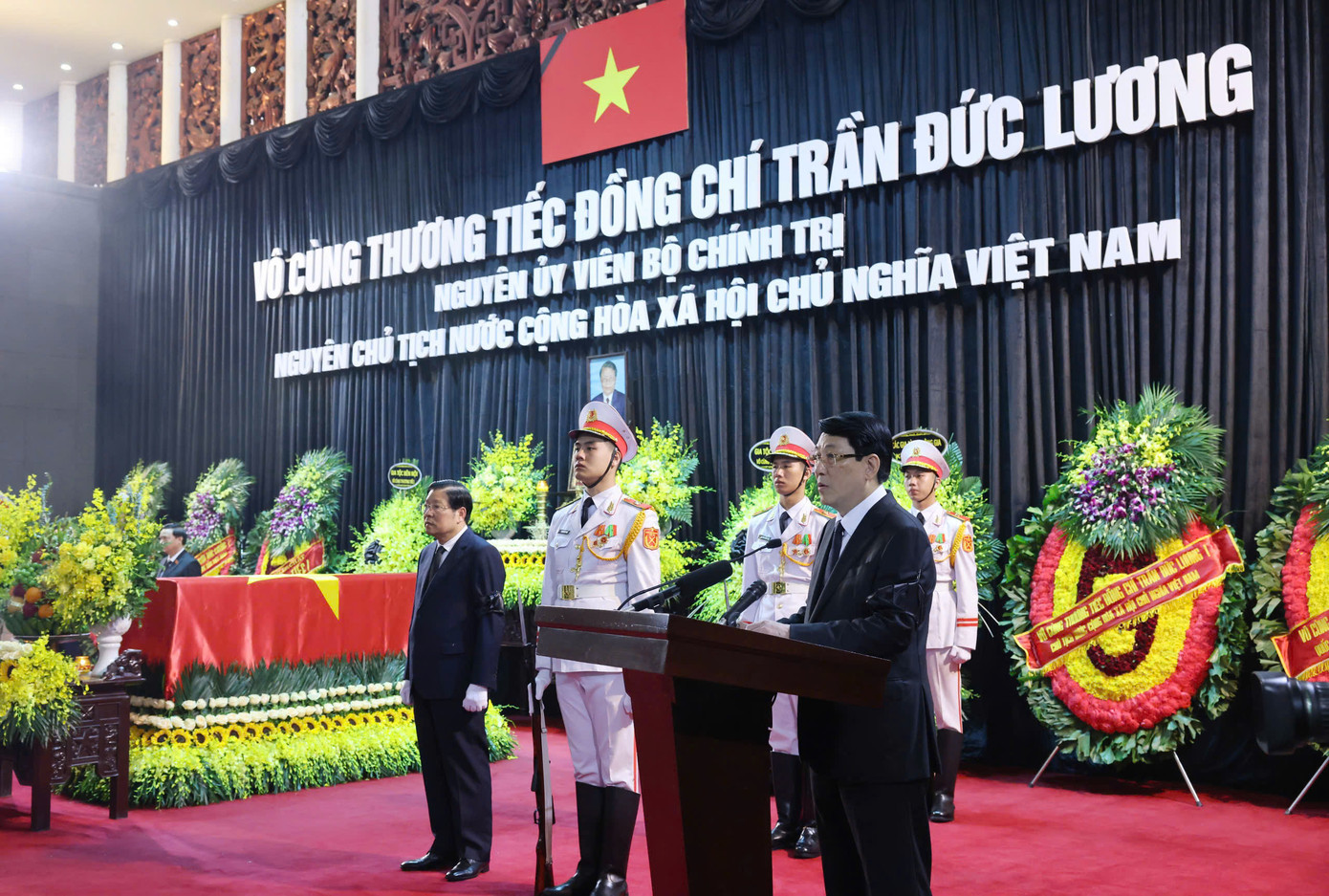 Lễ truy điệu nguyên Chủ tịch nước Trần Đức Lương được cử hành trọng thể. Chủ tịch nước Lương Cường - Trưởng Ban Lễ tang - đọc lời điếu tại lễ truy điệu. Lễ truy điệu nguyên Chủ tịch nước Trần Đức Lương được cử hành trọng thể. Chủ tịch nước Lương Cường - Trưởng Ban Lễ tang - đọc lời điếu tại lễ truy điệu.