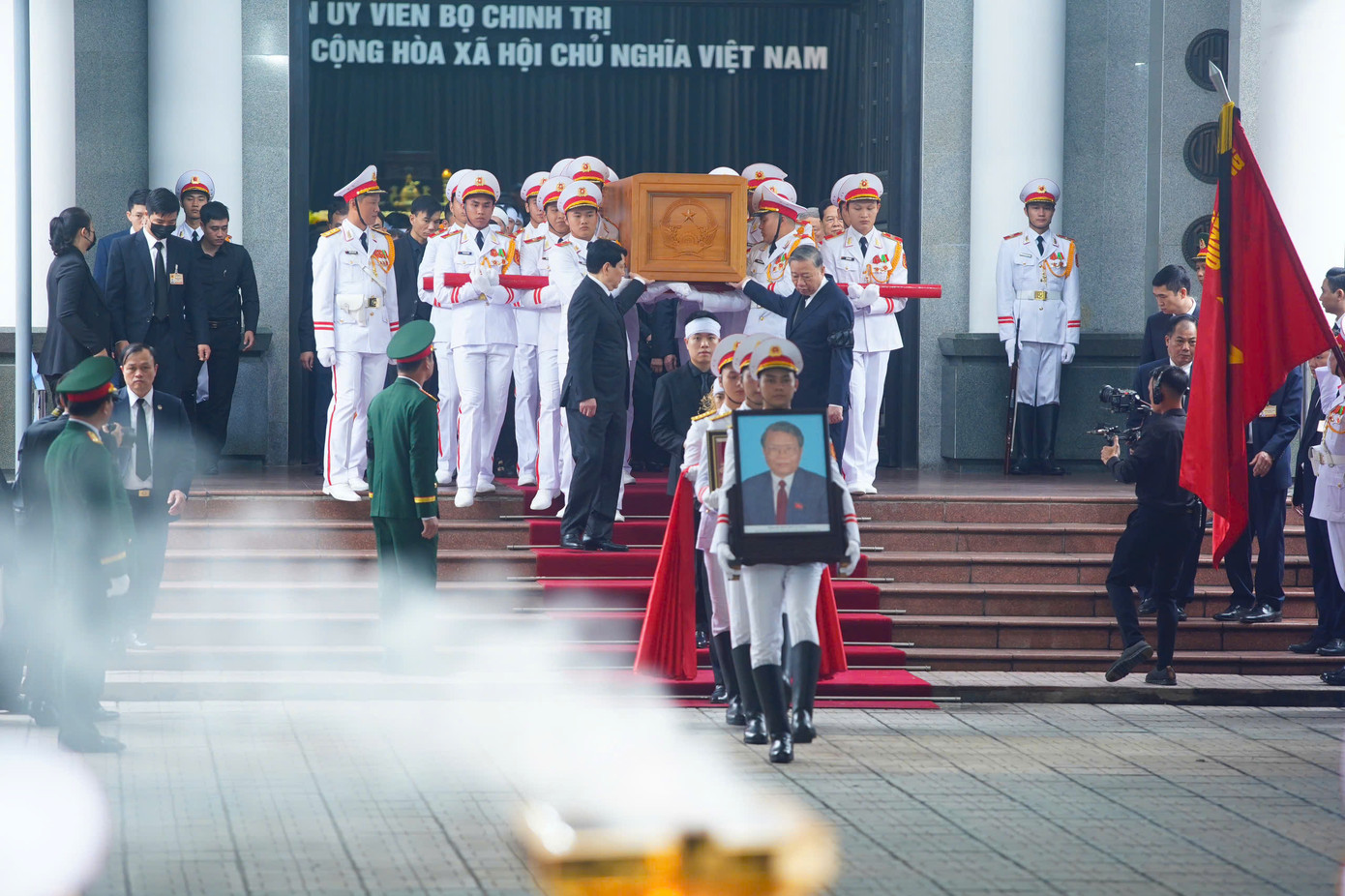 Tổng Bí thư Tô Lâm và Chủ tịch nước Lương Cường di chuyển linh cữu đồng chí Trần Đức Lương ra linh xa. Tổng Bí thư Tô Lâm và Chủ tịch nước Lương Cường di chuyển linh cữu đồng chí Trần Đức Lương ra linh xa.