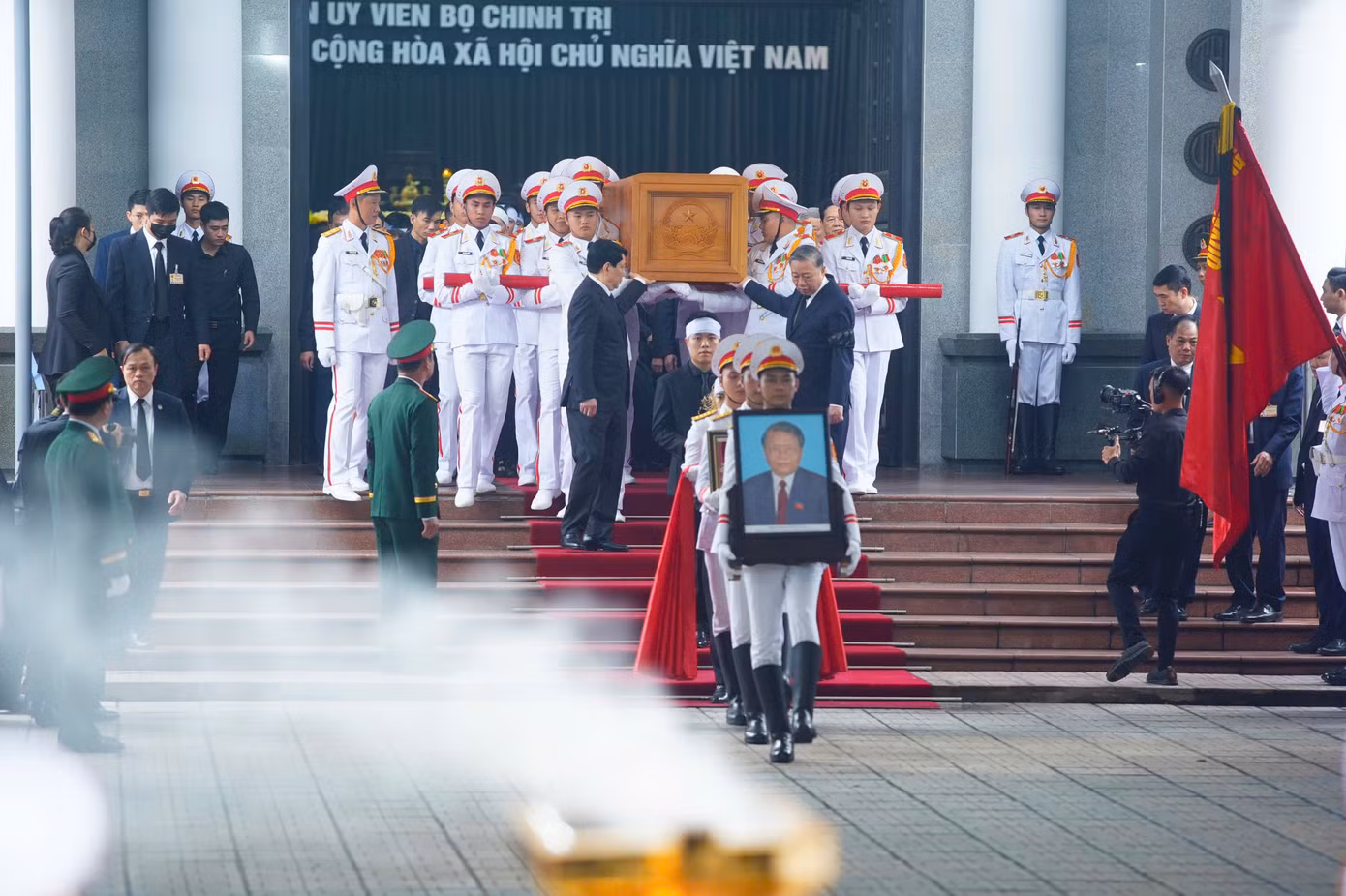 Tổng Bí thư Tô Lâm và Chủ tịch nước Lương Cường di chuyển linh cữu đồng chí Trần Đức Lương ra linh xa.