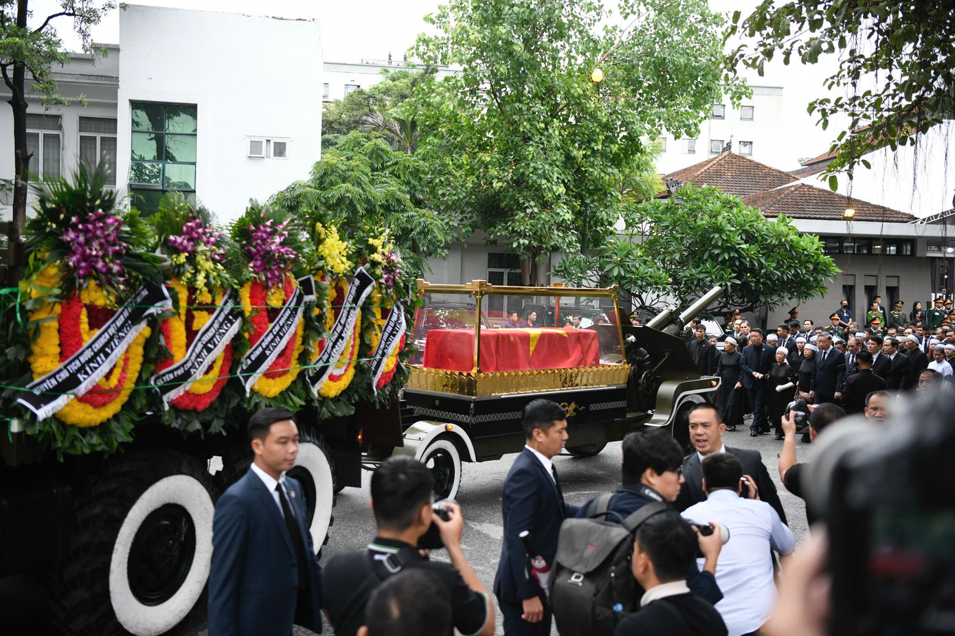 Các lãnh đạo, nguyên lãnh đạo Đảng, Nhà nước và gia đình tiễn biệt đồng chí Trần Đức Lương. Các lãnh đạo, nguyên lãnh đạo Đảng, Nhà nước và gia đình tiễn biệt đồng chí Trần Đức Lương.