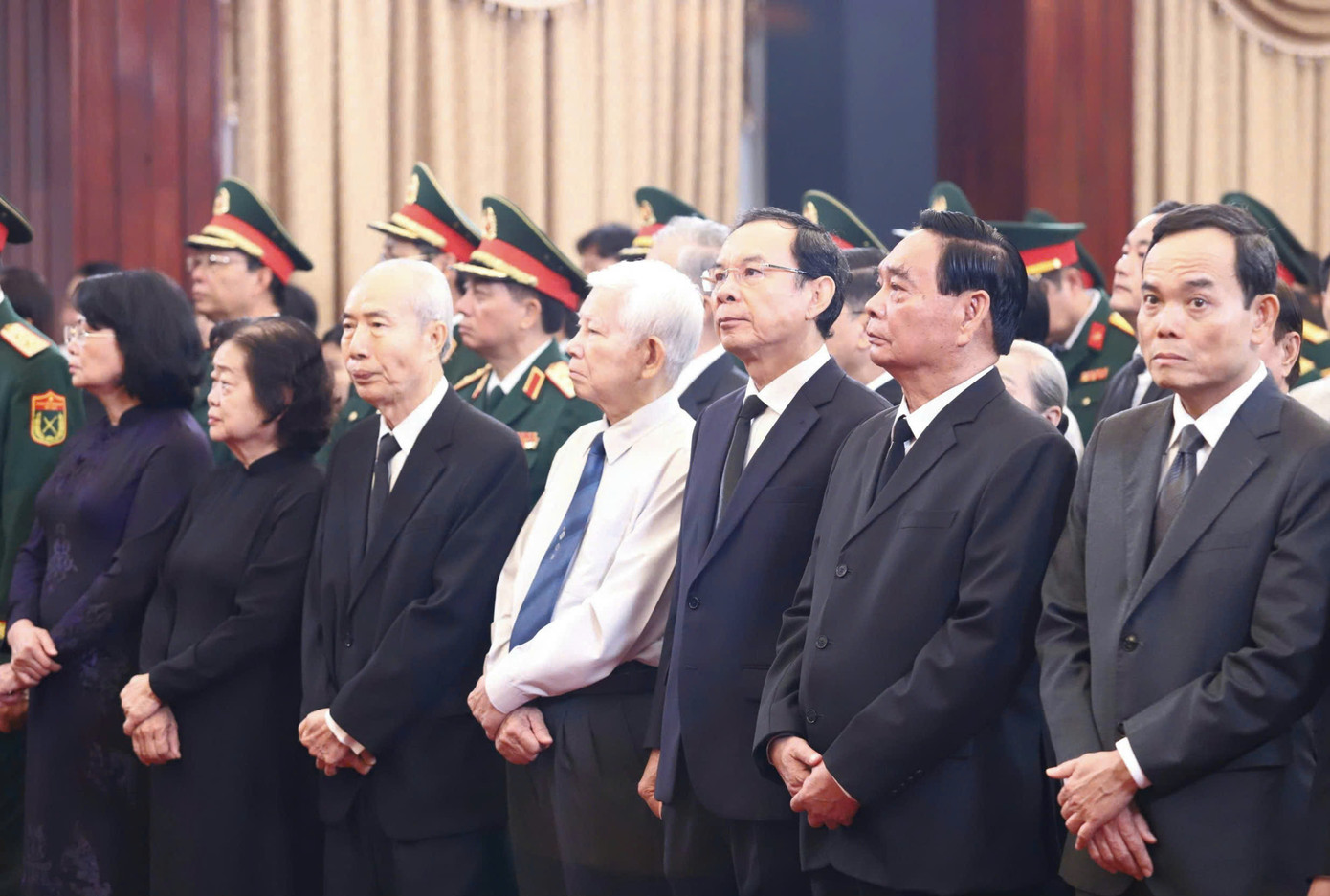 Lễ truy điệu nguyên Chủ tịch nước Trần Đức Lương cũng được cử hành đồng thời tại TPHCM và tỉnh Quảng Ngãi. Tại Hà Nội, ông Trần Tuấn Anh - con trai nguyên Chủ tịch nước Trần Đức Lương - thay mặt gia đình phát biểu đáp từ tại lễ truy điệu. Lễ truy điệu nguyên Chủ tịch nước Trần Đức Lương cũng được cử hành đồng thời tại TPHCM và tỉnh Quảng Ngãi. Tại Hà Nội, ông Trần Tuấn Anh - con trai nguyên Chủ tịch nước Trần Đức Lương - thay mặt gia đình phát biểu đáp từ tại lễ truy điệu.