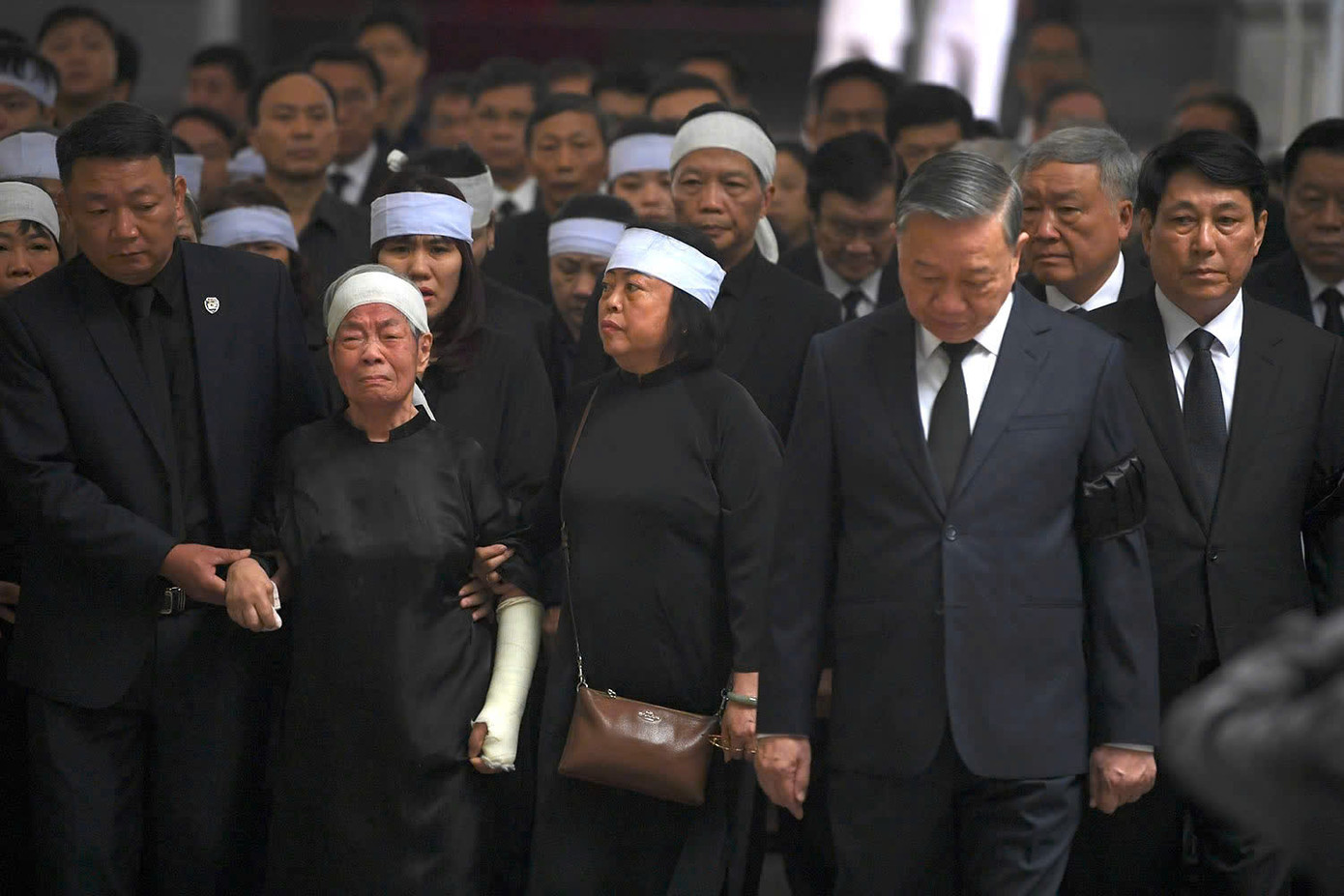 Các lãnh đạo, nguyên lãnh đạo Đảng, Nhà nước và gia đình tiễn biệt đồng chí Trần Đức Lương. Các lãnh đạo, nguyên lãnh đạo Đảng, Nhà nước và gia đình tiễn biệt đồng chí Trần Đức Lương.