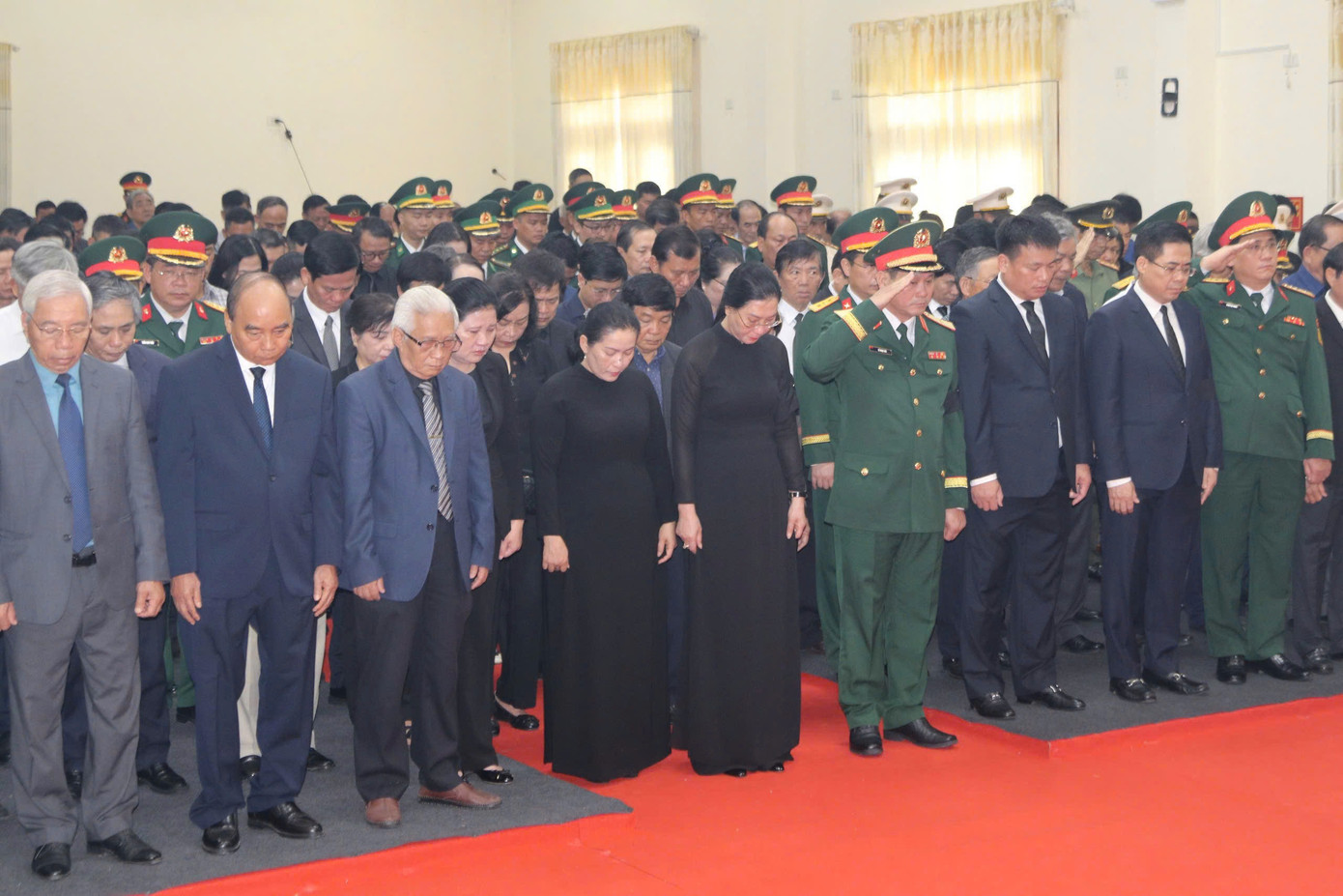 Lễ truy điệu nguyên Chủ tịch nước Trần Đức Lương cũng được cử hành đồng thời tại TPHCM và tỉnh Quảng Ngãi. Tại Hà Nội, ông Trần Tuấn Anh - con trai nguyên Chủ tịch nước Trần Đức Lương - thay mặt gia đình phát biểu đáp từ tại lễ truy điệu. Lễ truy điệu nguyên Chủ tịch nước Trần Đức Lương cũng được cử hành đồng thời tại TPHCM và tỉnh Quảng Ngãi. Tại Hà Nội, ông Trần Tuấn Anh - con trai nguyên Chủ tịch nước Trần Đức Lương - thay mặt gia đình phát biểu đáp từ tại lễ truy điệu.