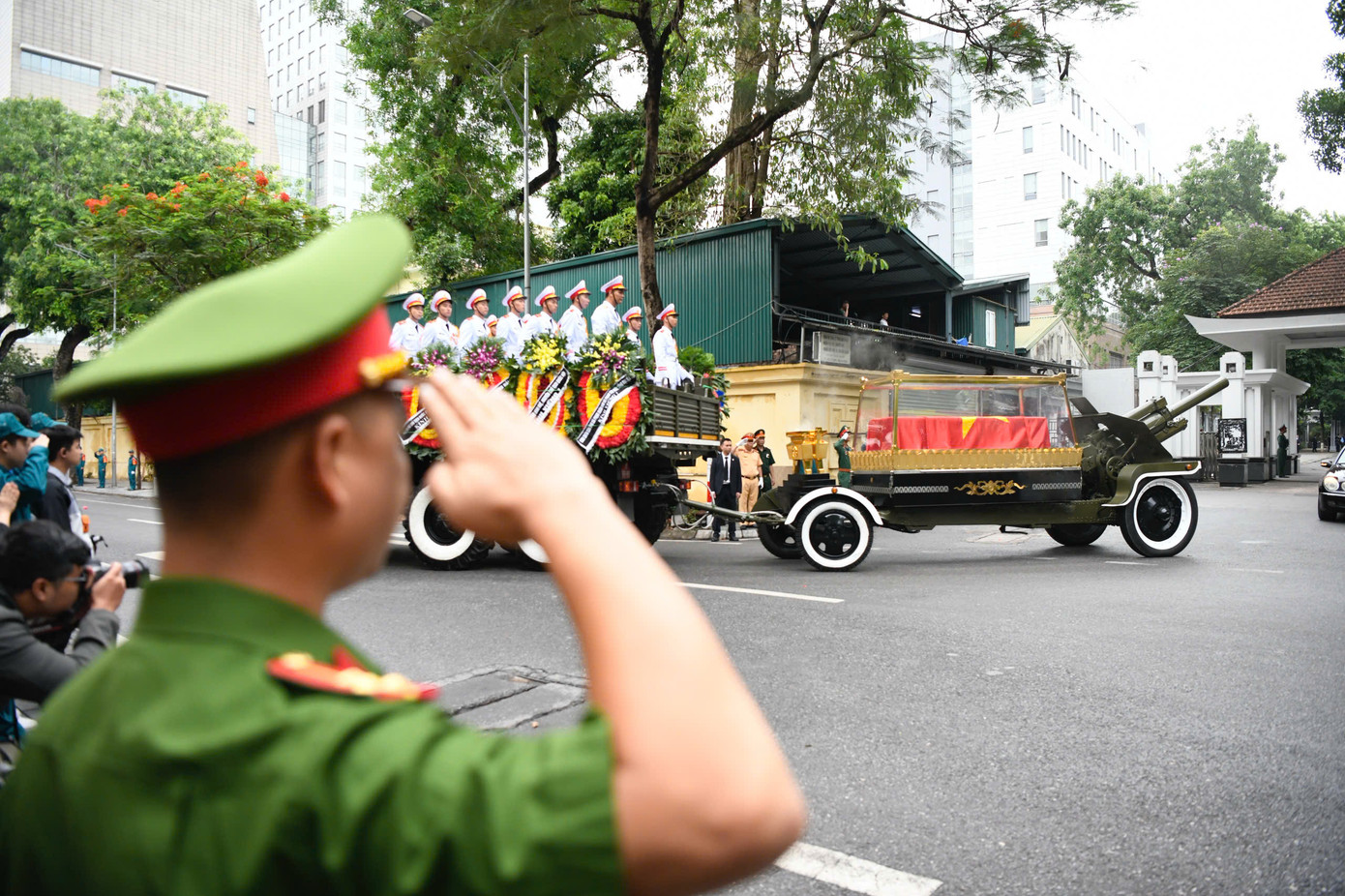 Xe linh xa đưa linh cữu nguyên Chủ tịch nước Trần Đức Lương đến sân bay Nội Bài. Linh cữu của nhà lãnh đạo được đưa về quê nhà Quảng Ngãi. Lễ an táng nguyên Chủ tịch nước Trần Đức Lương dự kiến diễn ra lúc 15h chiều 25/5 tại Nghĩa trang quê nhà, xã Phổ Khánh, thị xã Đức Phổ, tỉnh Quảng Ngãi. Xe linh xa đưa linh cữu nguyên Chủ tịch nước Trần Đức Lương đến sân bay Nội Bài. Linh cữu của nhà lãnh đạo được đưa về quê nhà Quảng Ngãi. Lễ an táng nguyên Chủ tịch nước Trần Đức Lương dự kiến diễn ra lúc 15h chiều 25/5 tại Nghĩa trang quê nhà, xã Phổ Khánh, thị xã Đức Phổ, tỉnh Quảng Ngãi.