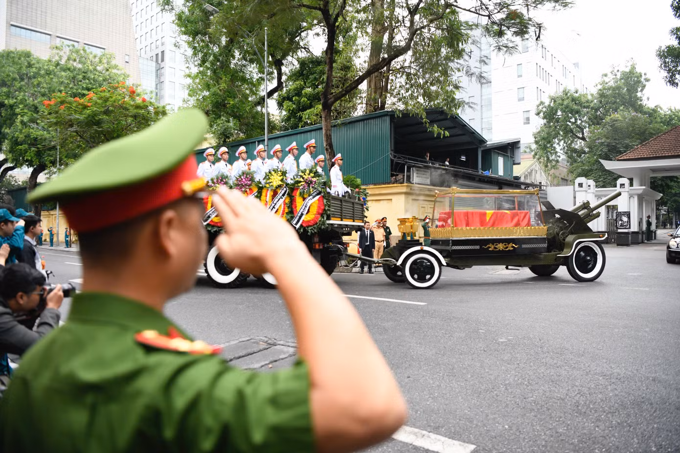 Xe linh xa đưa linh cữu nguyên Chủ tịch nước Trần Đức Lương đến sân bay Nội Bài. Linh cữu của nhà lãnh đạo được đưa về quê nhà Quảng Ngãi. Lễ an táng nguyên Chủ tịch nước Trần Đức Lương dự kiến diễn ra lúc 15h chiều 25/5 tại Nghĩa trang quê nhà, xã Phổ Khánh, thị xã Đức Phổ, tỉnh Quảng Ngãi.