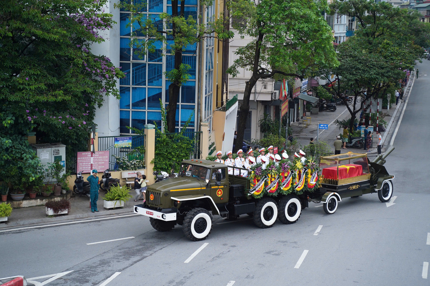 Xe linh xa đưa linh cữu nguyên Chủ tịch nước Trần Đức Lương đến sân bay Nội Bài. Linh cữu của nhà lãnh đạo được đưa về quê nhà Quảng Ngãi. Lễ an táng nguyên Chủ tịch nước Trần Đức Lương dự kiến diễn ra lúc 15h chiều 25/5 tại Nghĩa trang quê nhà, xã Phổ Khánh, thị xã Đức Phổ, tỉnh Quảng Ngãi. Xe linh xa đưa linh cữu nguyên Chủ tịch nước Trần Đức Lương đến sân bay Nội Bài. Linh cữu của nhà lãnh đạo được đưa về quê nhà Quảng Ngãi. Lễ an táng nguyên Chủ tịch nước Trần Đức Lương dự kiến diễn ra lúc 15h chiều 25/5 tại Nghĩa trang quê nhà, xã Phổ Khánh, thị xã Đức Phổ, tỉnh Quảng Ngãi.