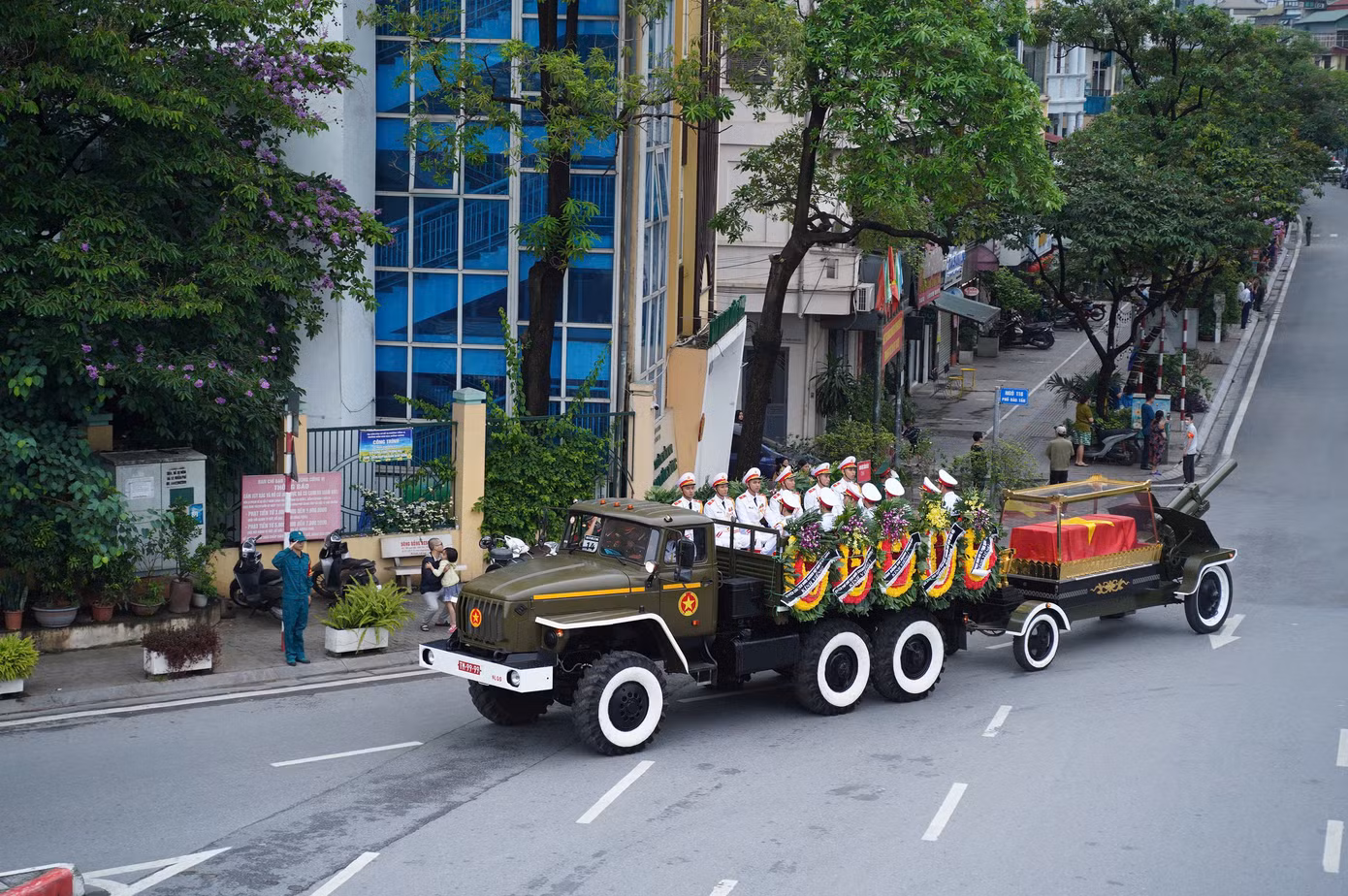 Xe linh xa đưa linh cữu nguyên Chủ tịch nước Trần Đức Lương đến sân bay Nội Bài. Linh cữu của nhà lãnh đạo được đưa về quê nhà Quảng Ngãi. Lễ an táng nguyên Chủ tịch nước Trần Đức Lương dự kiến diễn ra lúc 15h chiều 25/5 tại Nghĩa trang quê nhà, xã Phổ Khánh, thị xã Đức Phổ, tỉnh Quảng Ngãi.