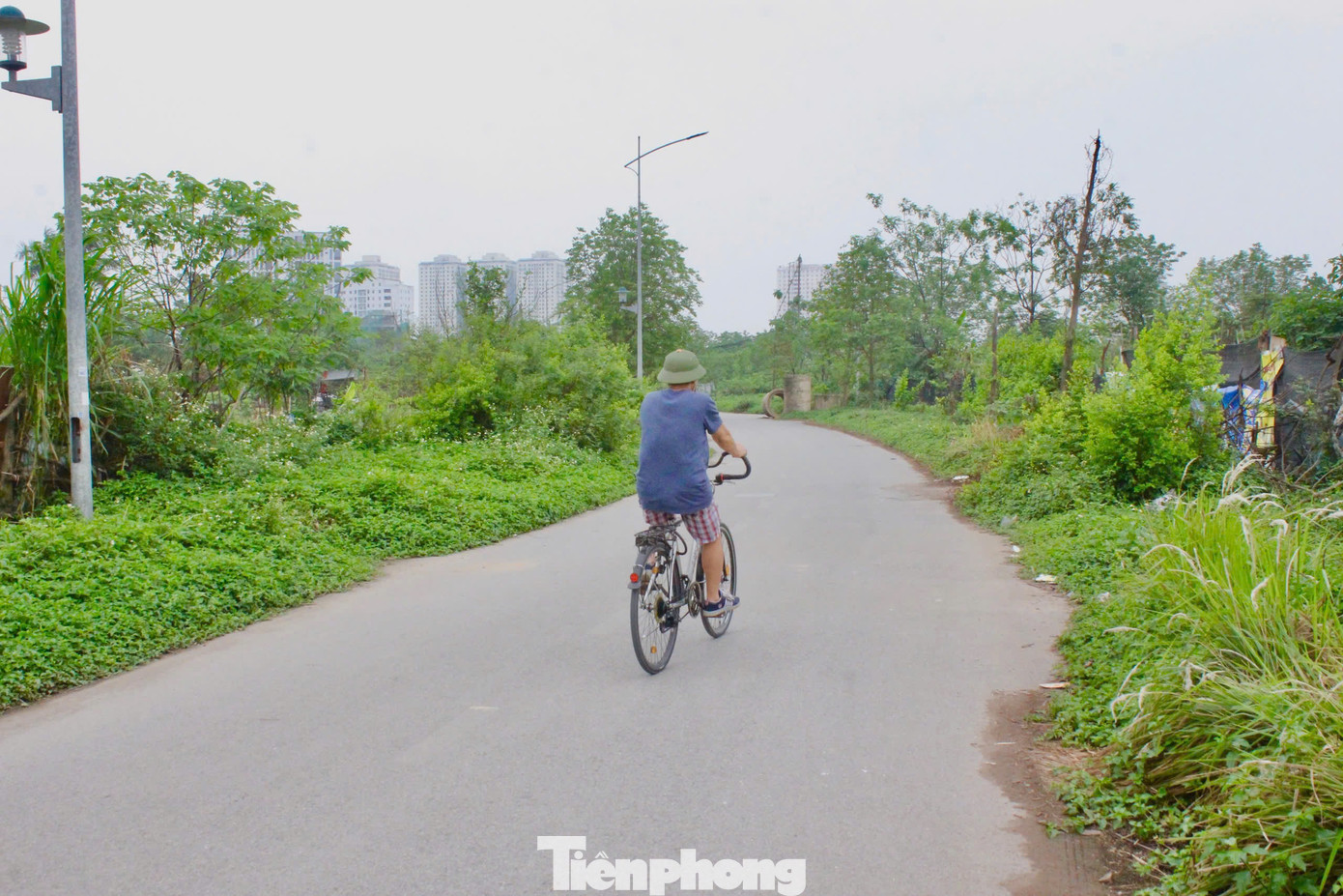 Theo tìm hiểu, dự án Công viên Chu Văn An dự kiến hoàn thành vào quý I năm 2020, nhưng đến nay, các hạng mục trong công viên vẫn ngổn ngang, “nằm im bất động”. Nhiều khu vực hoang hoá, cây dại mọc um tùm. Theo tìm hiểu, dự án Công viên Chu Văn An dự kiến hoàn thành vào quý I năm 2020, nhưng đến nay, các hạng mục trong công viên vẫn ngổn ngang, “nằm im bất động”. Nhiều khu vực hoang hoá, cây dại mọc um tùm.