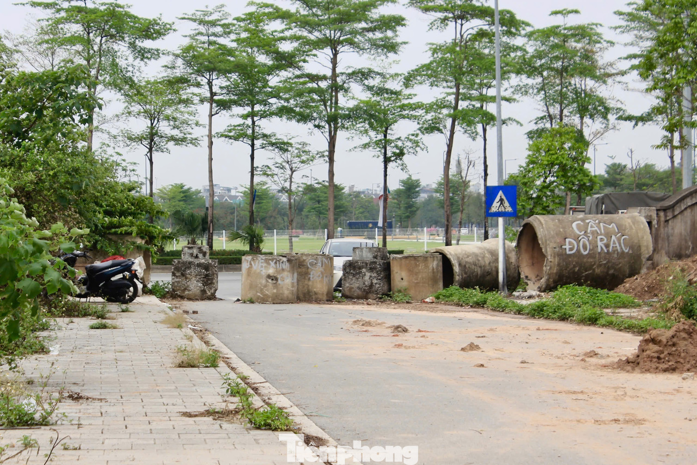 Lối vào khu vực công viên bị chặn lại, nếu muốn vào bên trong, người dân phải luồn lách đi qua những khe hở. Lối vào khu vực công viên bị chặn lại, nếu muốn vào bên trong, người dân phải luồn lách đi qua những khe hở.