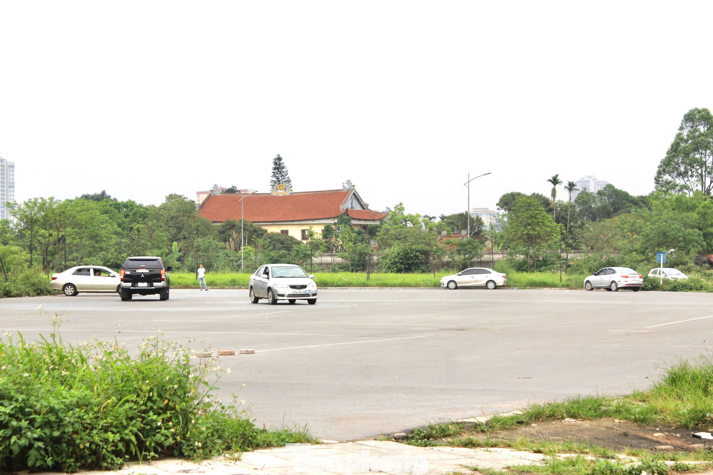 Công viên Chu Văn An trở thành nơi tập xe phân khối lớn, tập lái ô tô, gây nguy hiểm cho người dân đi dạo trong khuôn viên. Công viên Chu Văn An trở thành nơi tập xe phân khối lớn, tập lái ô tô, gây nguy hiểm cho người dân đi dạo trong khuôn viên.