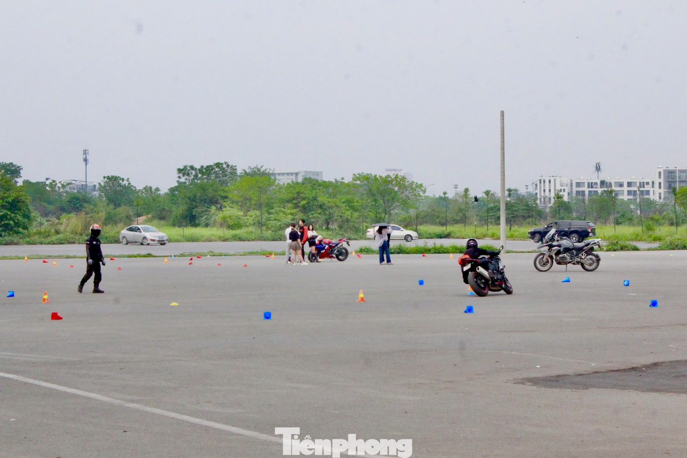 Công viên Chu Văn An trở thành nơi tập xe phân khối lớn, tập lái ô tô, gây nguy hiểm cho người dân đi dạo trong khuôn viên. Công viên Chu Văn An trở thành nơi tập xe phân khối lớn, tập lái ô tô, gây nguy hiểm cho người dân đi dạo trong khuôn viên.