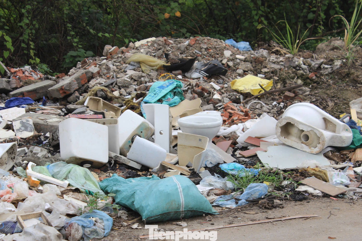 Nhiều khu vực bên trong khuôn viên Công viên Chu Văn An trở thành địa điểm tập kết rác thải, phế liệu xây dựng. Nhiều khu vực bên trong khuôn viên Công viên Chu Văn An trở thành địa điểm tập kết rác thải, phế liệu xây dựng.