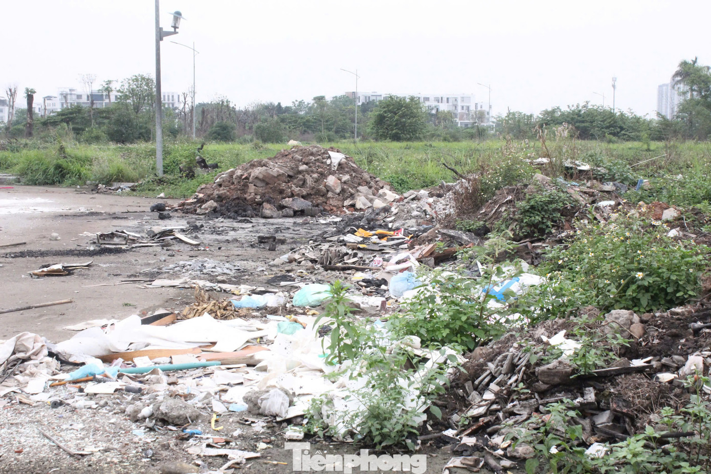Nhiều khu vực bên trong khuôn viên Công viên Chu Văn An trở thành địa điểm tập kết rác thải, phế liệu xây dựng. Nhiều khu vực bên trong khuôn viên Công viên Chu Văn An trở thành địa điểm tập kết rác thải, phế liệu xây dựng.