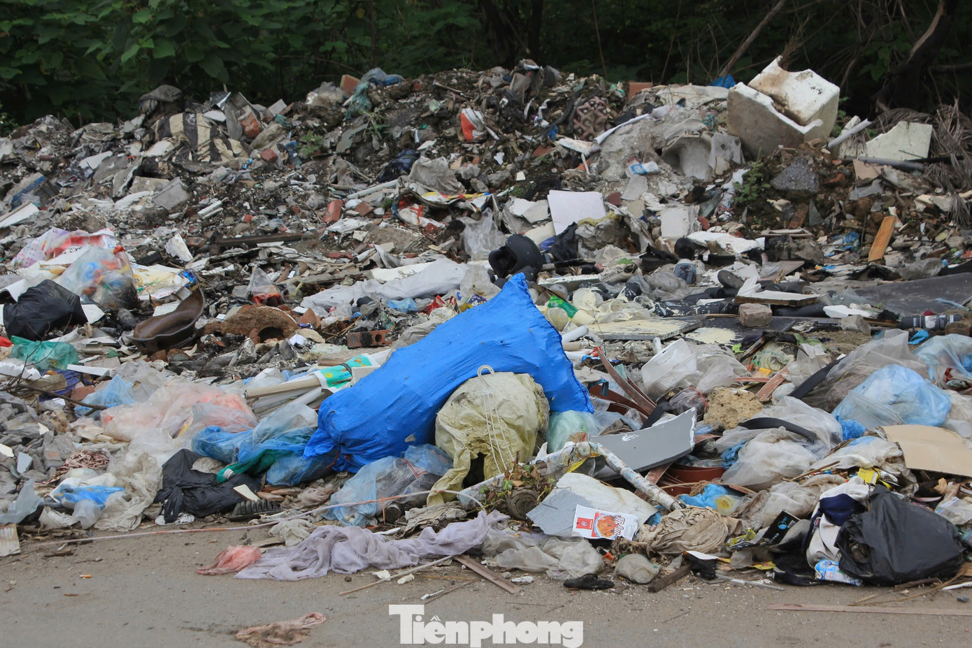 Nhiều khu vực bên trong khuôn viên Công viên Chu Văn An trở thành địa điểm tập kết rác thải, phế liệu xây dựng. Nhiều khu vực bên trong khuôn viên Công viên Chu Văn An trở thành địa điểm tập kết rác thải, phế liệu xây dựng.