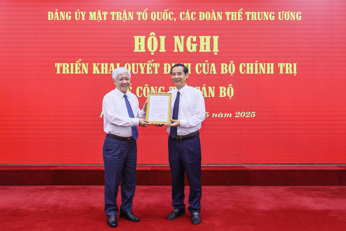 Ông Đỗ Văn Chiến, Ủy viên Bộ Chính trị, Bí thư Trung ương Đảng, Bí thư Đảng ủy MTTQ, các đoàn thể Trung ương, Chủ tịch Ủy ban Trung ương MTTQ Việt Nam trao quyết định cho ông Nguyễn Thái Học. Ảnh: PV.