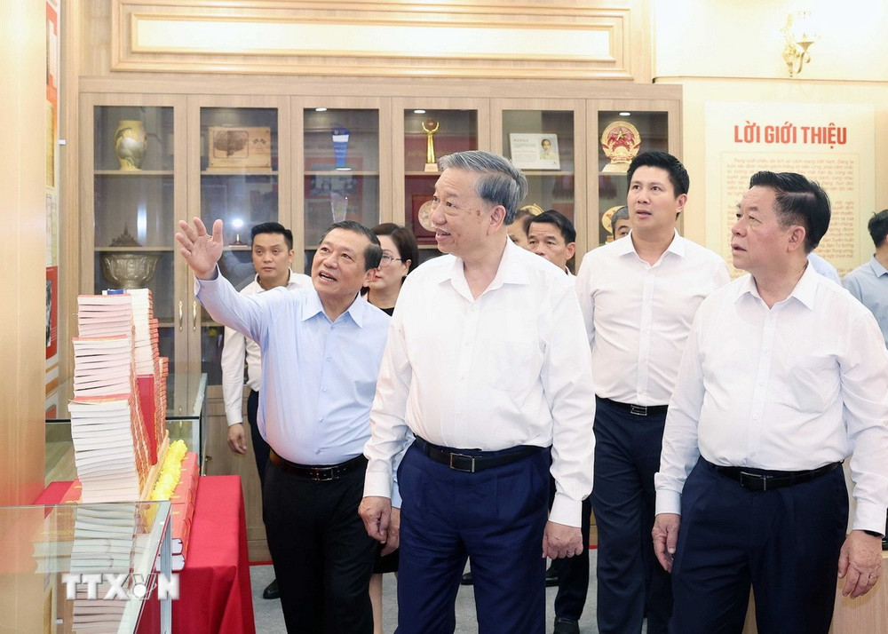 Tổng Bí thư Tô Lâm thăm Phòng truyền thống của Ban Tuyên giáo và Dân vận Trung ương. (Ảnh: TTXVN). Tổng Bí thư Tô Lâm thăm Phòng truyền thống của Ban Tuyên giáo và Dân vận Trung ương. (Ảnh: TTXVN).
