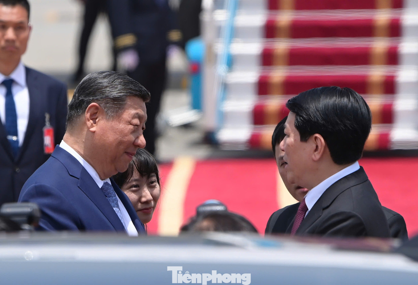 Lúc 11h30 trưa nay (14/4), Tổng Bí thư, Chủ tịch nước Trung Quốc Tập Cận Bình tới Hà Nội, bắt đầu chuyến thăm cấp Nhà nước đến Việt Nam từ ngày 14-15/4. Chủ tịch nước Lương Cường ra sân bay Nội Bài đón Tổng Bí thư, Chủ tịch nước Trung Quốc Tập Cận Bình. Ảnh: Như Ý.