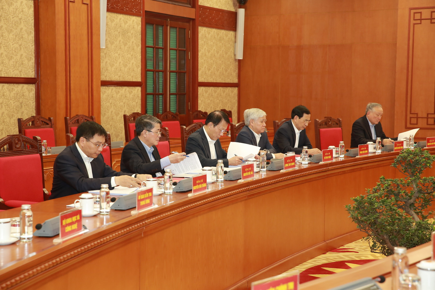 Các thành viên Ban Chỉ đạo dự phiên họp. Ảnh: Hoàng Phong. Các thành viên Ban Chỉ đạo dự phiên họp. Ảnh: Hoàng Phong.