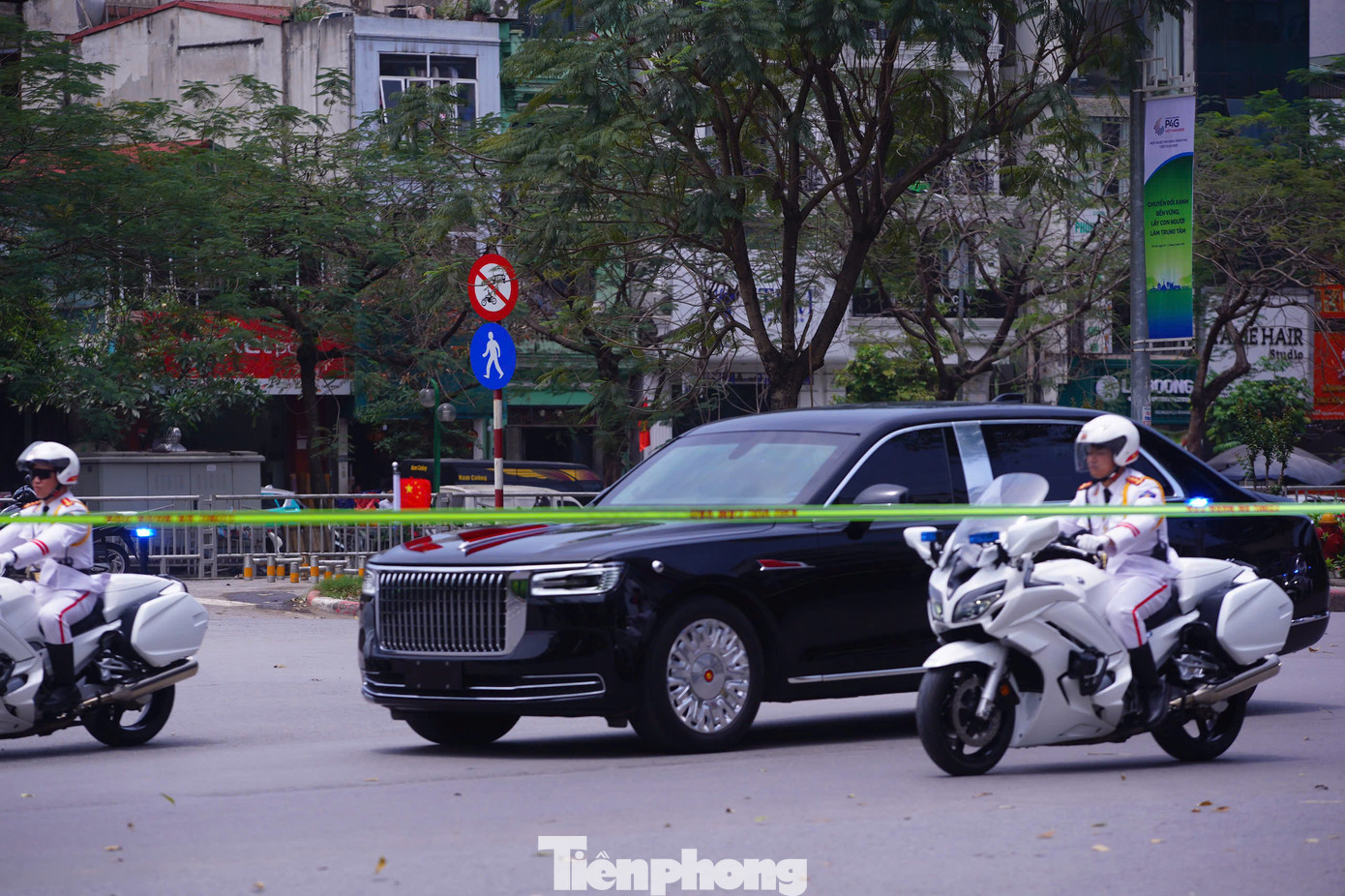 Đoàn xe di chuyển trên đường Láng. Ảnh: Duy Phạm.