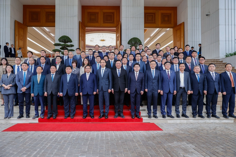 Thủ tướng Chính phủ Phạm Minh Chính và các đại biểu dự toạ đàm. Ảnh: VGP.