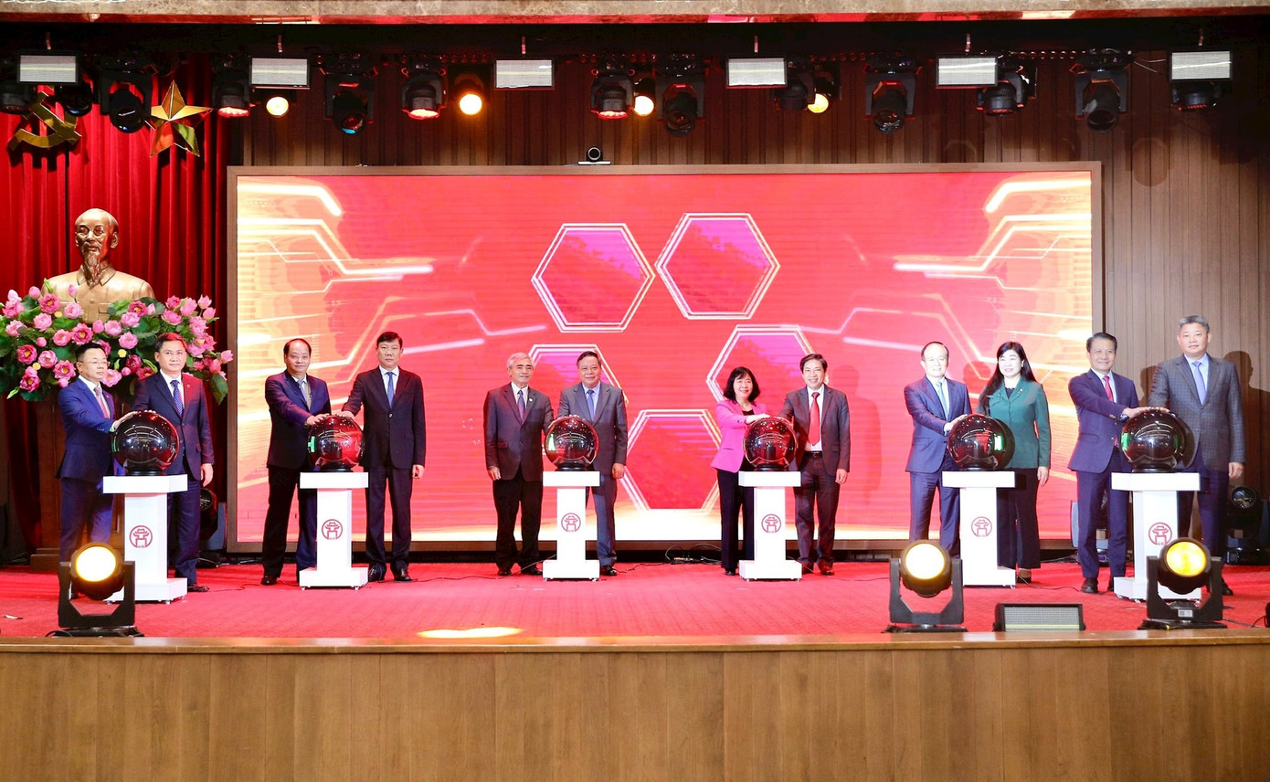 Các đại biểu Trung ương và thành phố Hà Nội bấm nút khai trương các ứng dụng chuyển đổi số dùng chung 3 cấp của thành phố. Ảnh: Viết Thành.