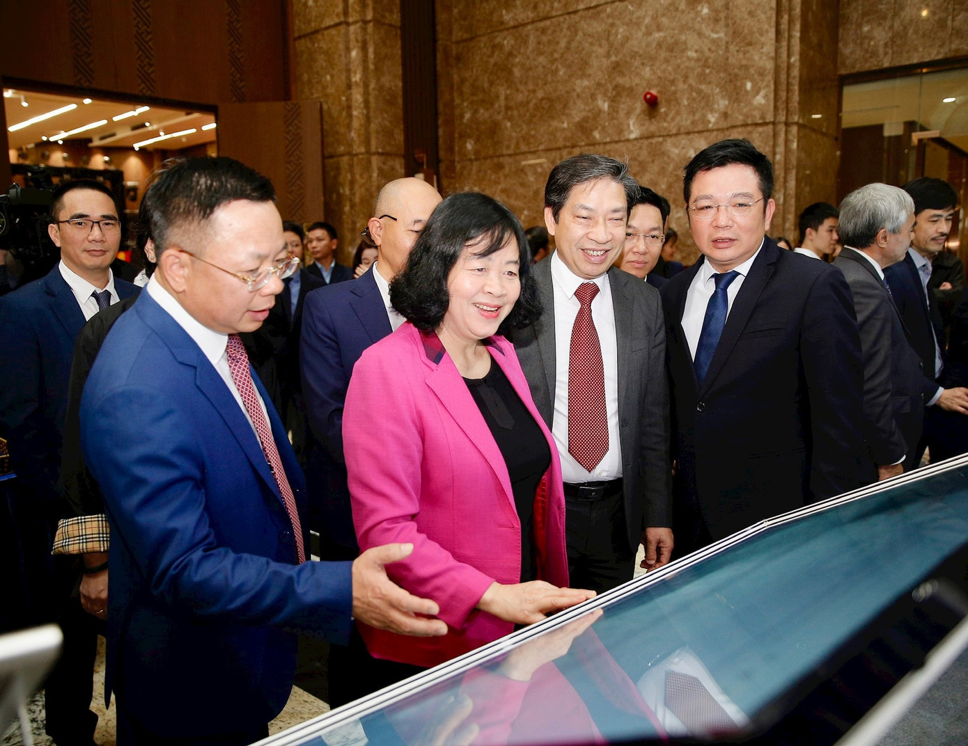 Bí thư Thành ủy Hà Nội Bùi Thị Minh Hoài trải nghiệm các ứng dụng chuyển đổi số dùng chung 3 cấp của thành phố. Ảnh: Viết Thành.