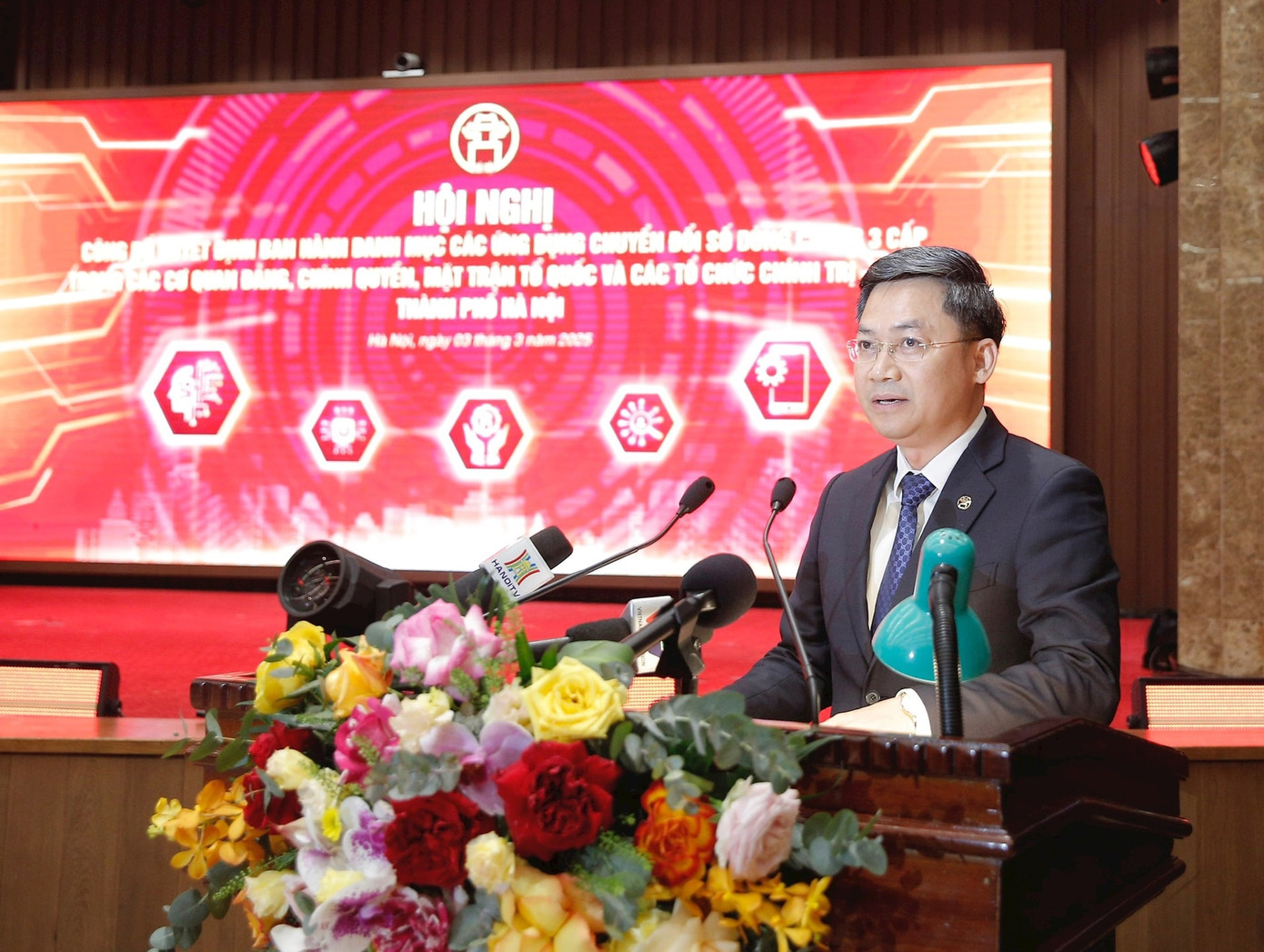 Ông Hà Minh Hải –Trưởng Ban Tổ chức Thành ủy, Phó trưởng Ban Chỉ đạo chuyển đổi số các cơ quan đảng, đoàn thể thành phố Hà Nội đã công bố quyết định chính thức vận hành các ứng dụng chuyển đổi số dùng chung 3 cấp trong các cơ quan Đảng, chính quyền, đoàn thể Hà Nội năm 2025. Ảnh: Viết Thành.