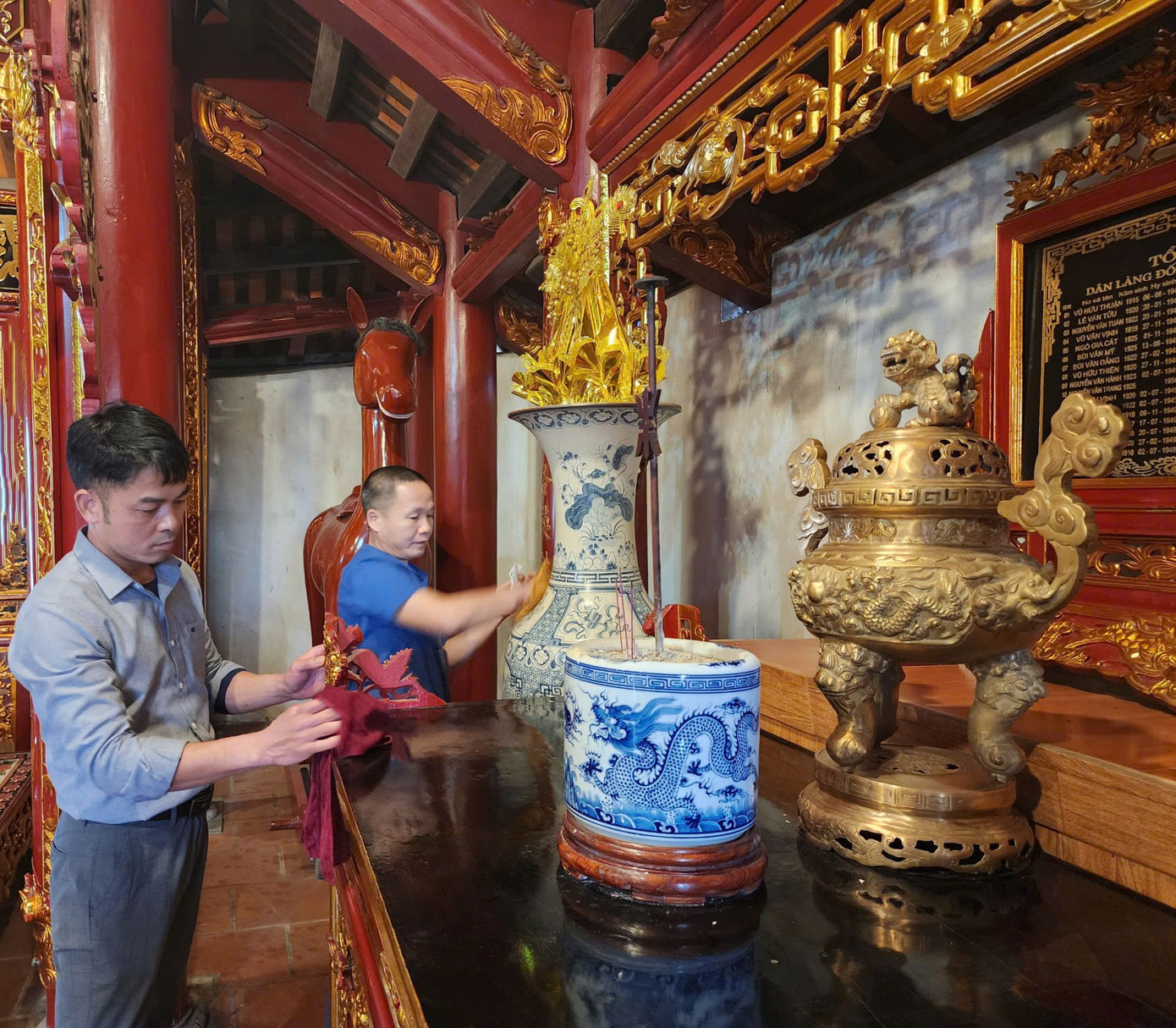 Nam giới lên "bác" có trách nhiệm giữ đình làng luôn sạch, đẹp, sẵn sàng đón du khách vào Hội làng.