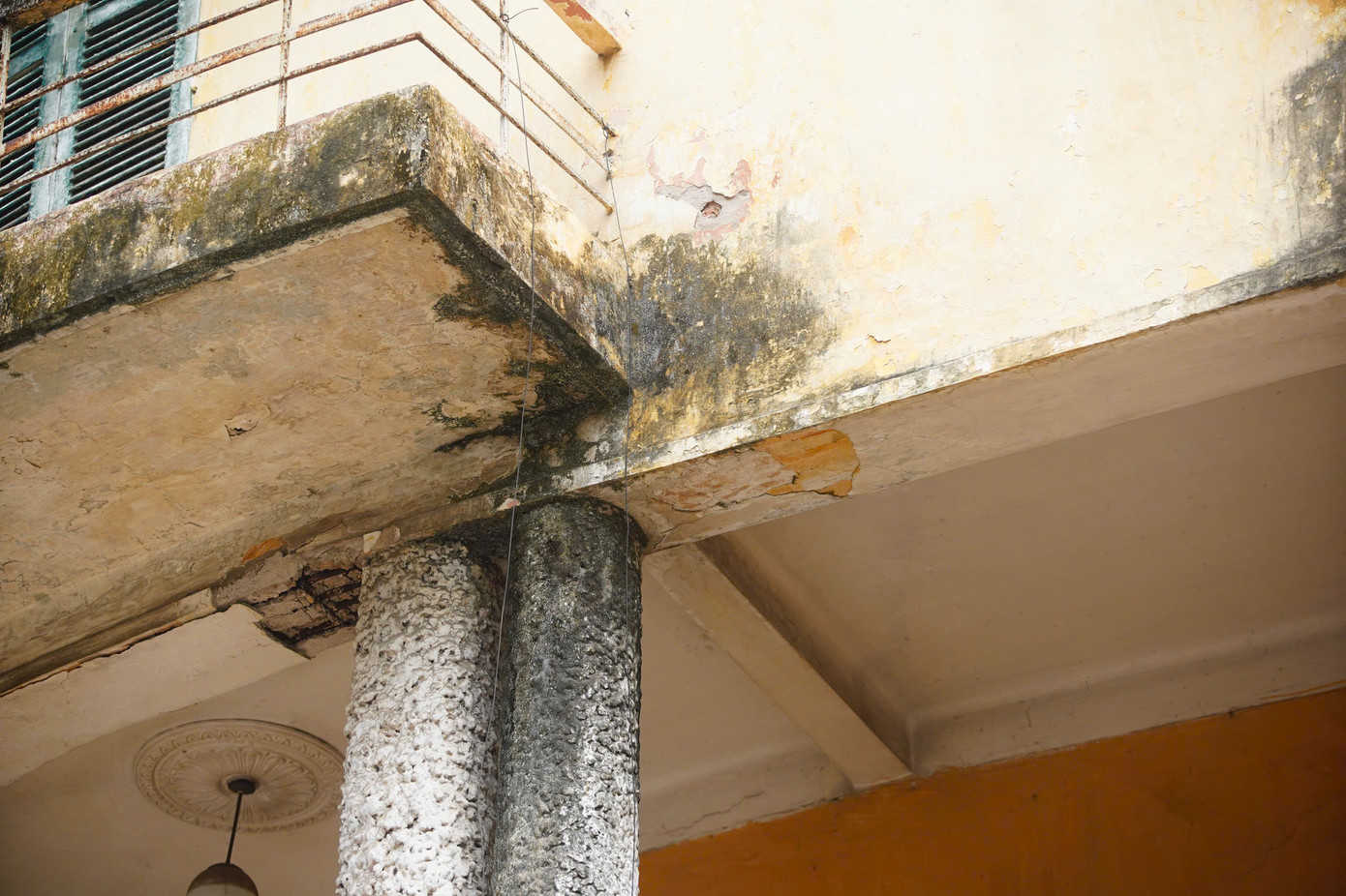 Nhiều hạng mục toà biệt thự đã xuống cấp nghiêm trọng.