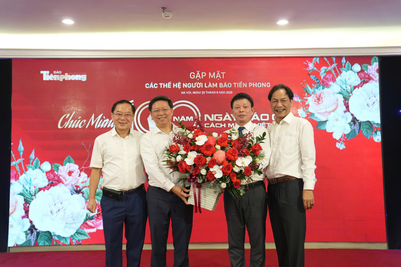 Chương trình gặp mặt kỷ niệm 100 năm Ngày Báo chí Cách mạng Việt Nam của báo Tiền Phong vui mừng đón tiếp sự hiện diện của các vị khách quý: Bí thư Trung ương Đoàn, Chủ tịch Hội đồng Đội Trung ương Nguyễn Phạm Duy Trang; Phó Bí thư Thường trực Tỉnh uỷ Bến Tre Trần Thanh Lâm (nguyên Phó Tổng Biên tập báo Tiền Phong); lãnh đạo, cán bộ, nhân viên báo Tiền Phong qua các thời kỳ . Ảnh: Hoàng Mạnh Thắng.