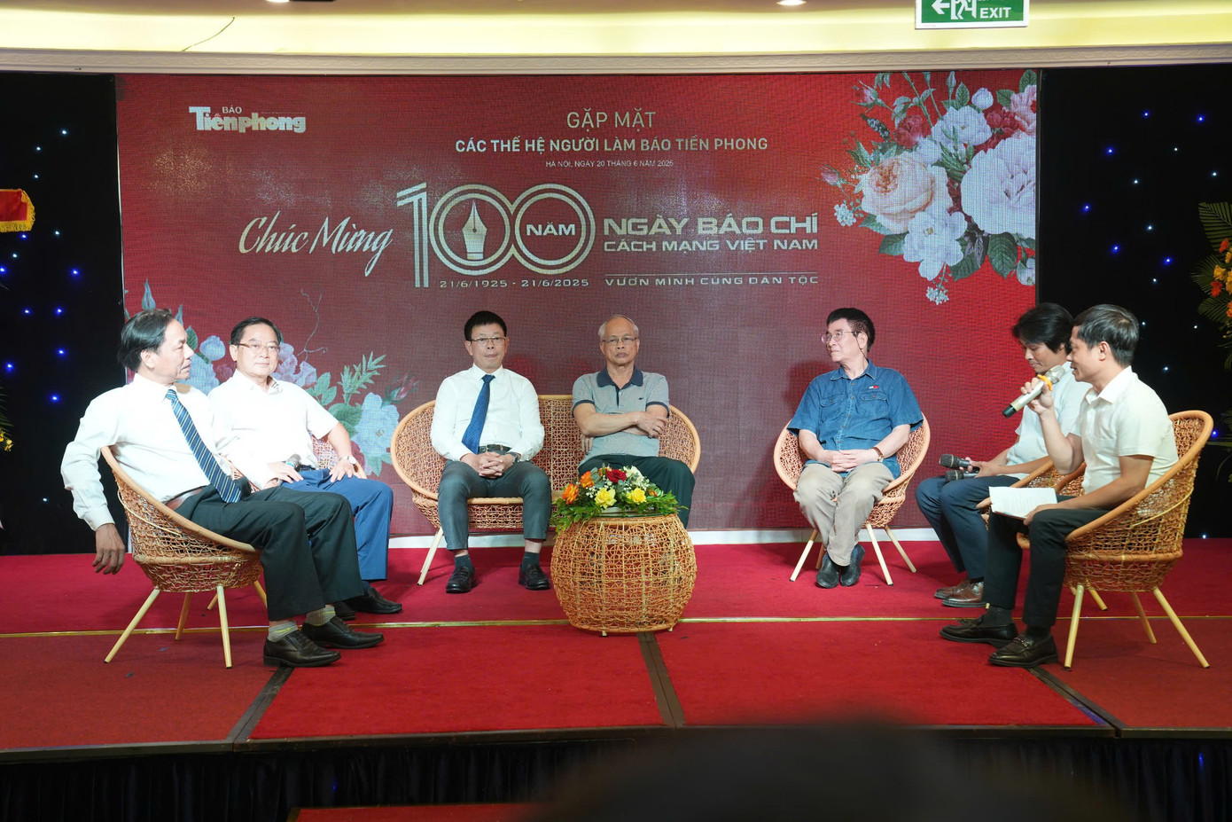 Trong khuôn khổ chương trình, đã diễn ra phần toạ đàm, các khách mời là các lãnh đạo, nguyên lãnh đạo báo Tiền Phong, báo Sinh viên Việt Nam, đại diện phóng viên trẻ của báo Tiền Phong đã chia sẻ về chuyện đời, chuyện nghề, về truyền thống lịch sử của báo Tiền Phong và về những nhiệm vụ đặt ra để báo Tiền Phong phát triển trong thời gian tới. Ảnh: Hoàng Mạnh Thắng.