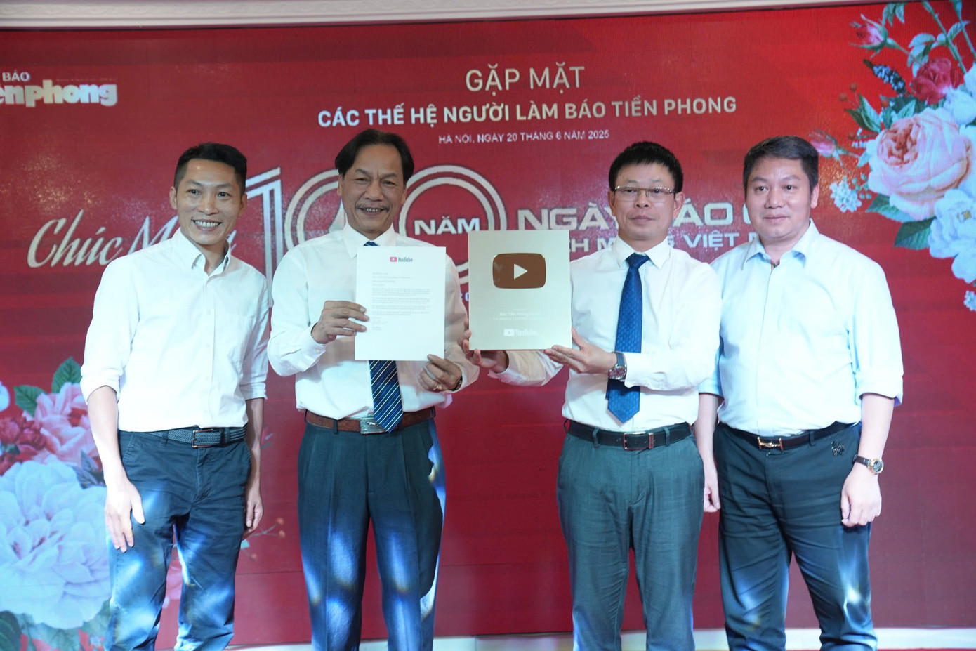 Tại chương trình, báo Tiền Phong cũng nhận chứng nhận đạt "Nút Vàng", "Nút Bạc" cho các kênh Youtube thuộc báo. Theo Tổng Biên tập báo Tiền Phong, đây là một trong những minh chứng, kết quả cho những nỗ lực chuyển đổi sang nền tảng số của báo Tiền Phong trong giai đoạn hiện nay. Ảnh: Hoàng Mạnh Thắng.