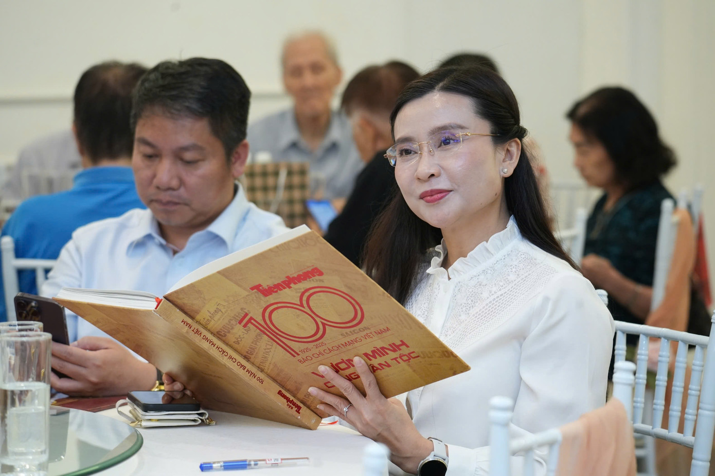 Chương trình gặp mặt kỷ niệm 100 năm Ngày Báo chí Cách mạng Việt Nam của báo Tiền Phong vui mừng đón tiếp sự hiện diện của các vị khách quý: Bí thư Trung ương Đoàn, Chủ tịch Hội đồng Đội Trung ương Nguyễn Phạm Duy Trang; Phó Bí thư Thường trực Tỉnh uỷ Bến Tre Trần Thanh Lâm (nguyên Phó Tổng Biên tập báo Tiền Phong); lãnh đạo, cán bộ, nhân viên báo Tiền Phong qua các thời kỳ . Ảnh: Hoàng Mạnh Thắng.