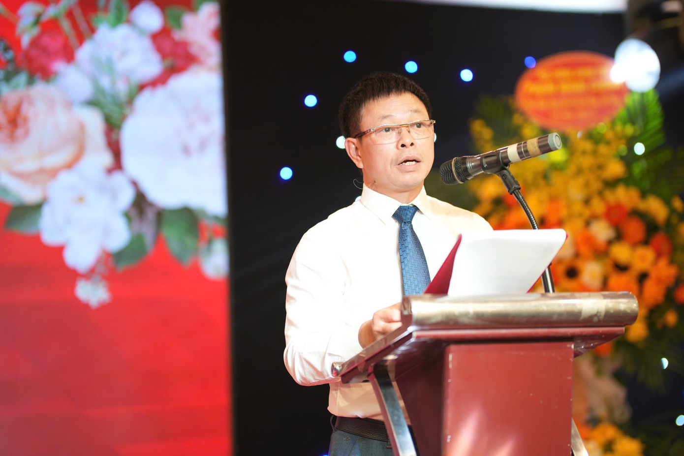 Phát biểu tại chương trình, Nhà báo Phùng Công Sưởng - Tổng Biên tập báo Tiền Phong nhấn mạnh, trong lịch sử 100 năm Báo chí Cách mạng Việt Nam đồng hành cùng dân tộc, báo Tiền Phong - cơ quan Trung ương của Đoàn TNCS Hồ Chí Minh cũng có lịch sử gần 72 năm phụng sự Tổ quốc, phục vụ Nhân dân, bạn đọc trẻ cả nước. Ảnh: Hoàng Mạnh Thắng.