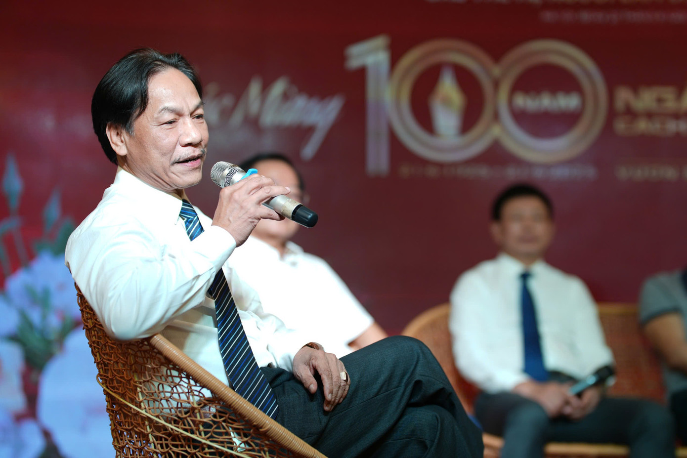 Trong khuôn khổ chương trình, đã diễn ra phần toạ đàm, các khách mời là các lãnh đạo, nguyên lãnh đạo báo Tiền Phong, báo Sinh viên Việt Nam, đại diện phóng viên trẻ của báo Tiền Phong đã chia sẻ về chuyện đời, chuyện nghề, về truyền thống lịch sử của báo Tiền Phong và về những nhiệm vụ đặt ra để báo Tiền Phong phát triển trong thời gian tới. Ảnh: Hoàng Mạnh Thắng.