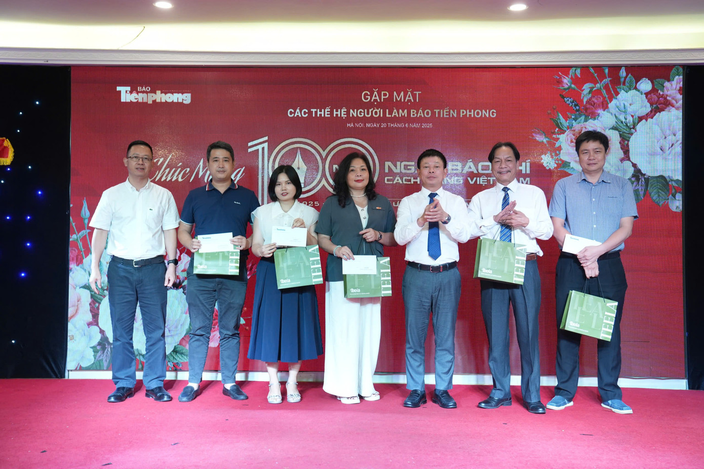 Dịp này, báo Tiền Phong cũng trao giải cho những tập thể, cá nhân có thành tích thi đua xuất sắc dịp Kỷ niệm 100 năm Ngày Báo chí Cách mạng Việt Nam. Ảnh: Hoàng Mạnh Thắng.