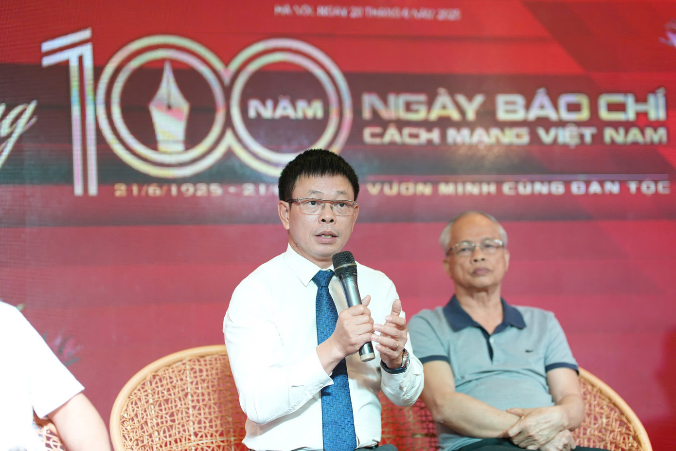 Trong khuôn khổ chương trình, đã diễn ra phần toạ đàm, các khách mời là các lãnh đạo, nguyên lãnh đạo báo Tiền Phong, báo Sinh viên Việt Nam, đại diện phóng viên trẻ của báo Tiền Phong đã chia sẻ về chuyện đời, chuyện nghề, về truyền thống lịch sử của báo Tiền Phong và về những nhiệm vụ đặt ra để báo Tiền Phong phát triển trong thời gian tới. Ảnh: Hoàng Mạnh Thắng.