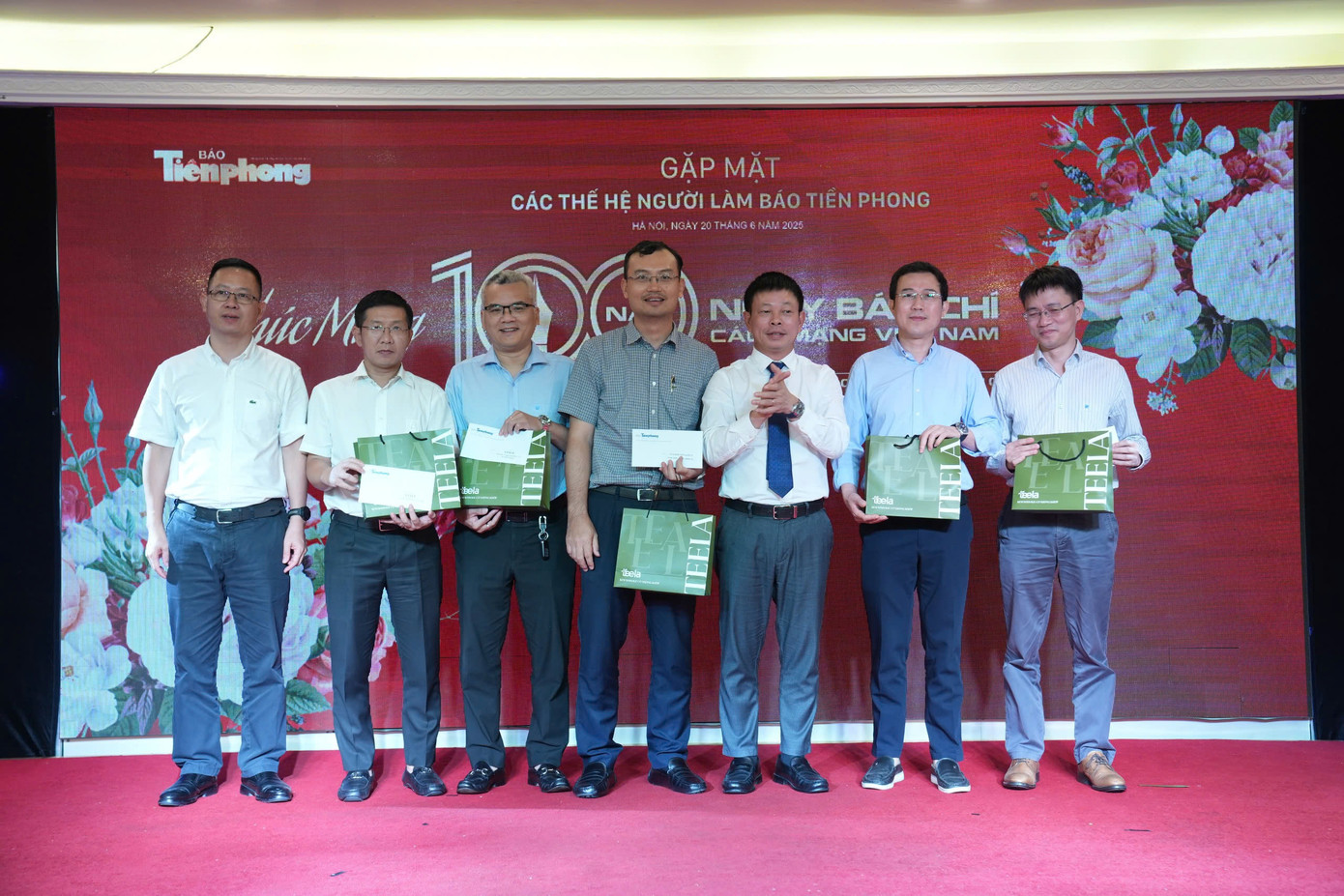 Dịp này, báo Tiền Phong cũng trao giải cho những tập thể, cá nhân có thành tích thi đua xuất sắc dịp Kỷ niệm 100 năm Ngày Báo chí Cách mạng Việt Nam. Ảnh: Hoàng Mạnh Thắng.