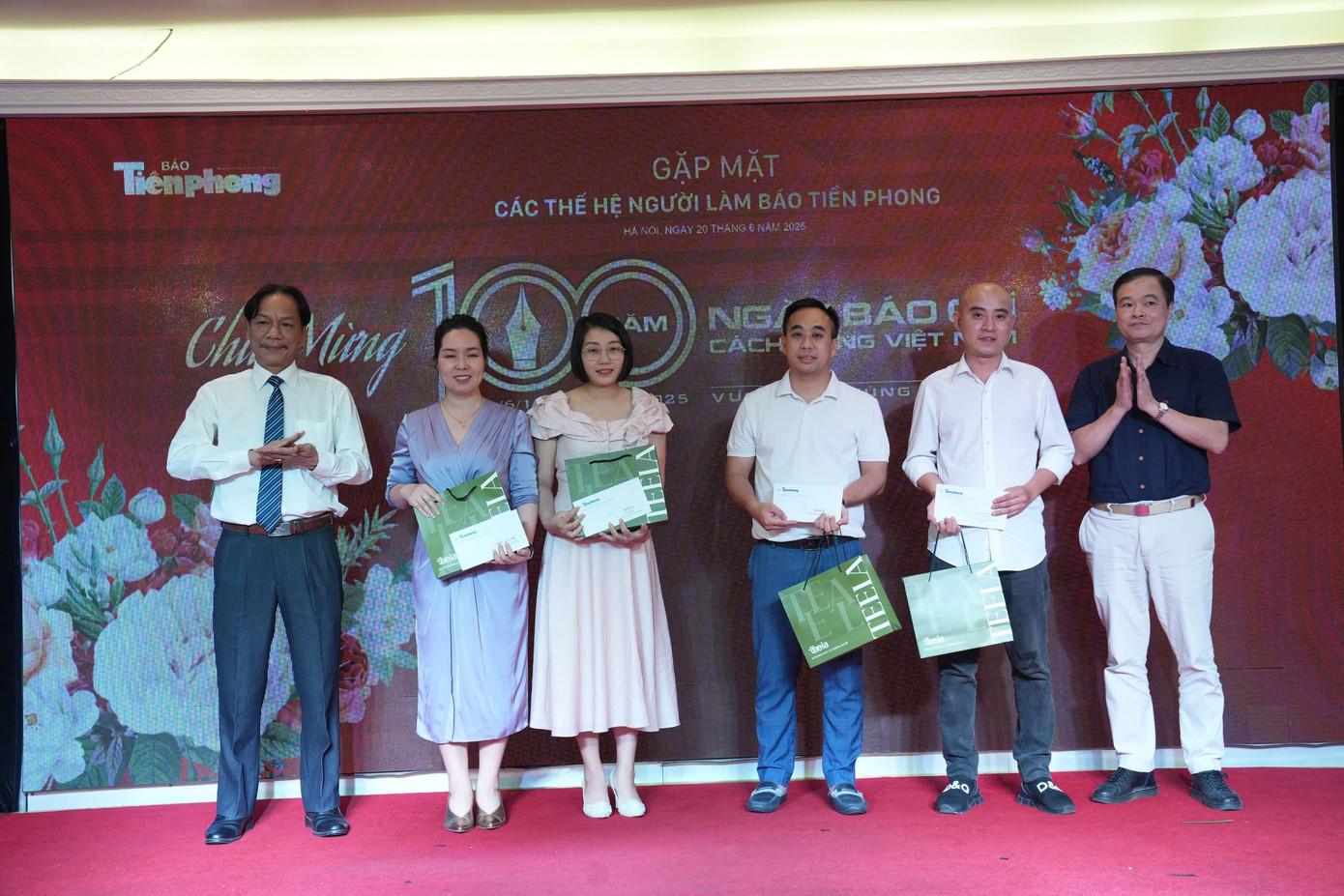 Dịp này, báo Tiền Phong cũng trao giải cho những tập thể, cá nhân có thành tích thi đua xuất sắc dịp Kỷ niệm 100 năm Ngày Báo chí Cách mạng Việt Nam. Ảnh: Hoàng Mạnh Thắng.