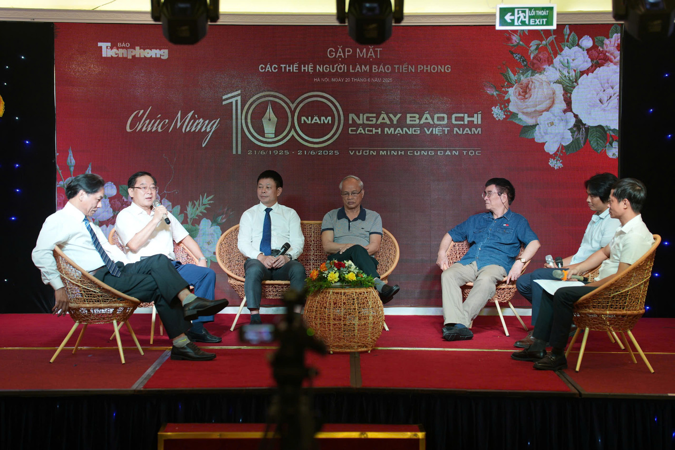 Trong khuôn khổ chương trình, đã diễn ra phần toạ đàm, các khách mời là các lãnh đạo, nguyên lãnh đạo báo Tiền Phong, báo Sinh viên Việt Nam, đại diện phóng viên trẻ của báo Tiền Phong đã chia sẻ về chuyện đời, chuyện nghề, về truyền thống lịch sử của báo Tiền Phong và về những nhiệm vụ đặt ra để báo Tiền Phong phát triển trong thời gian tới. Ảnh: Hoàng Mạnh Thắng.