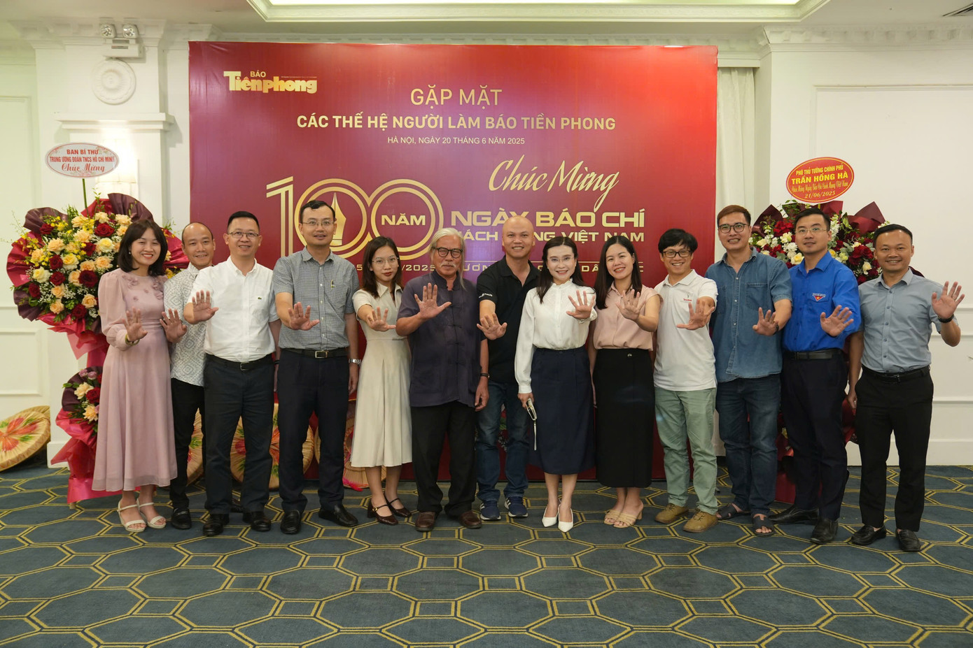 Chương trình gặp mặt kỷ niệm 100 năm Ngày Báo chí Cách mạng Việt Nam của báo Tiền Phong vui mừng đón tiếp sự hiện diện của các vị khách quý: Bí thư Trung ương Đoàn, Chủ tịch Hội đồng Đội Trung ương Nguyễn Phạm Duy Trang; Phó Bí thư Thường trực Tỉnh uỷ Bến Tre Trần Thanh Lâm (nguyên Phó Tổng Biên tập báo Tiền Phong); lãnh đạo, cán bộ, nhân viên báo Tiền Phong qua các thời kỳ . Ảnh: Hoàng Mạnh Thắng.