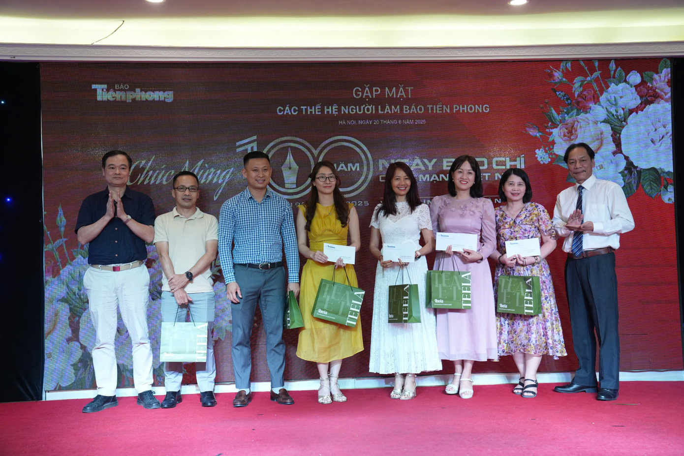 Dịp này, báo Tiền Phong cũng trao giải cho những tập thể, cá nhân có thành tích thi đua xuất sắc dịp Kỷ niệm 100 năm Ngày Báo chí Cách mạng Việt Nam. Ảnh: Hoàng Mạnh Thắng.