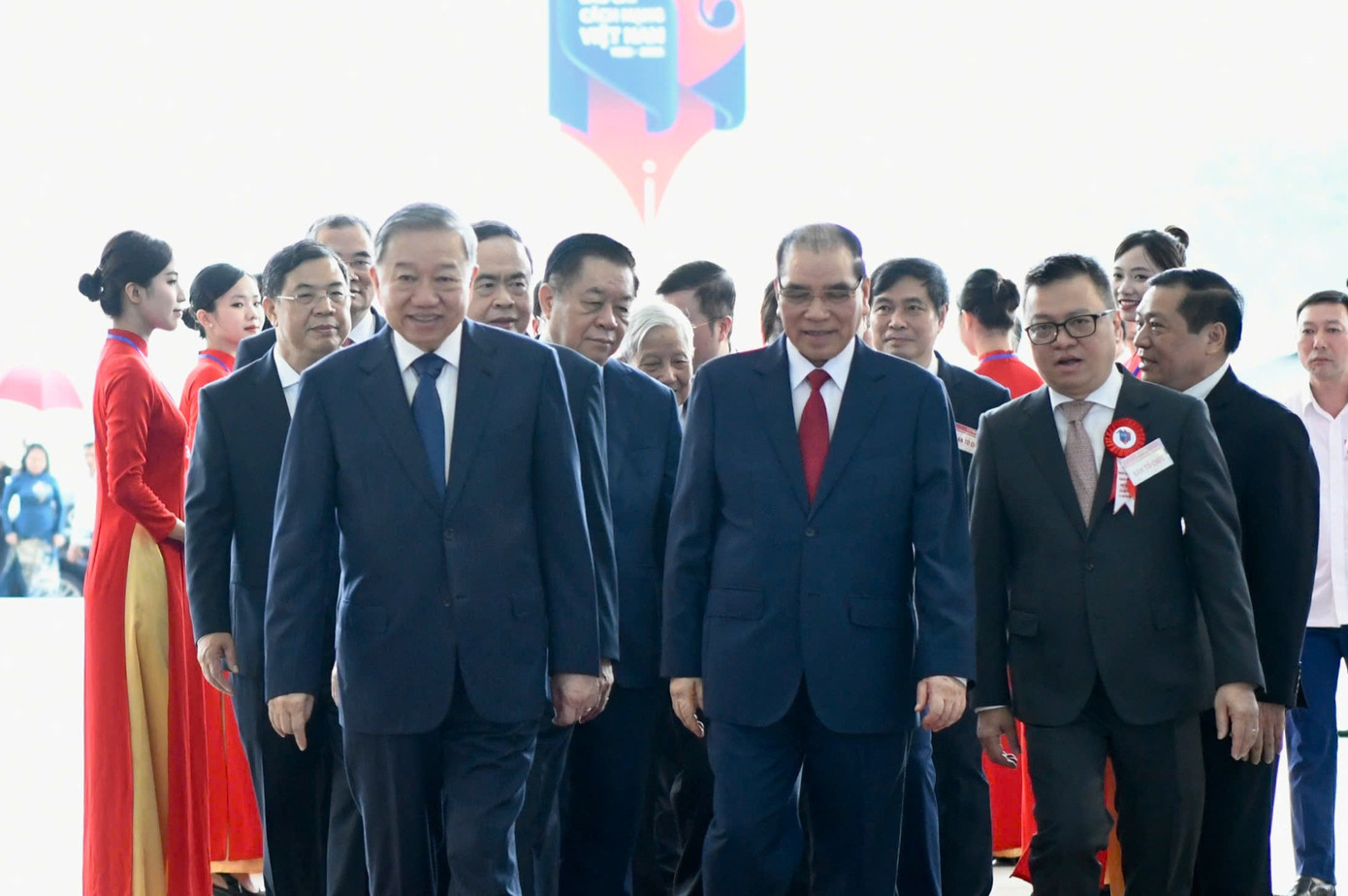 Sáng 21/6, Tổng Bí thư Tô Lâm, nguyên Tổng Bí thư Nông Đức Mạnh, Thủ tướng Chính phủ Phạm Minh Chính, Chủ tịch Quốc hội Trần Thanh Mẫn, Thường trực Ban Bí thư Trần Cẩm Tú cùng các đồng chí lãnh đạo, nguyên lãnh đạo Đảng, Nhà nước tới dự chương trình kỷ niệm 100 năm Ngày Báo chí Cách mạng Việt Nam. Ảnh: Như Ý.