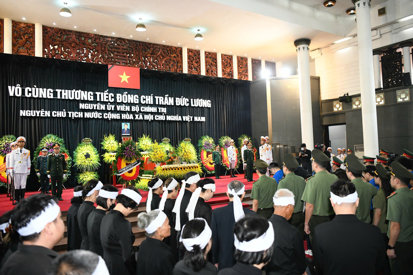 Trong niềm xúc động, tiếc thương vô hạn, Đoàn TNCS Hồ Chí Minh và tuổi trẻ Việt Nam kính cẩn nghiêng mình trước linh cữu đồng chí Trần Đức Lương và nguyện tiếp tục phát huy truyền thống vẻ vang của dân tộc, không ngừng cống hiến, góp sức trẻ xây dựng đất nước ngày càng giàu mạnh, văn minh, hiện đại, vững bước tiến vào kỷ nguyên mới.