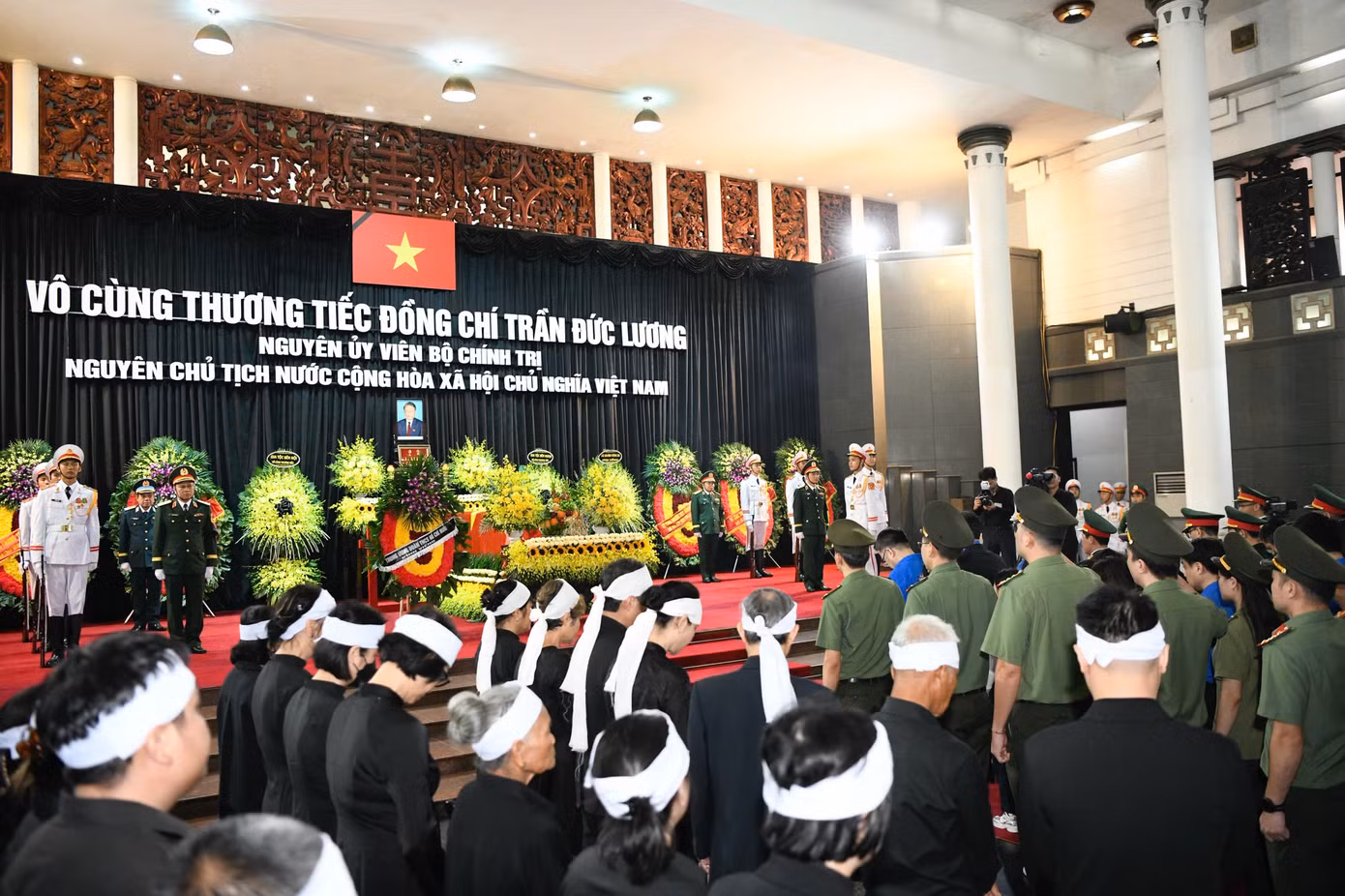 Trong niềm xúc động, tiếc thương vô hạn, Đoàn TNCS Hồ Chí Minh và tuổi trẻ Việt Nam kính cẩn nghiêng mình trước linh cữu đồng chí Trần Đức Lương và nguyện tiếp tục phát huy truyền thống vẻ vang của dân tộc, không ngừng cống hiến, góp sức trẻ xây dựng đất nước ngày càng giàu mạnh, văn minh, hiện đại, vững bước tiến vào kỷ nguyên mới. Trong niềm xúc động, tiếc thương vô hạn, Đoàn TNCS Hồ Chí Minh và tuổi trẻ Việt Nam kính cẩn nghiêng mình trước linh cữu đồng chí Trần Đức Lương và nguyện tiếp tục phát huy truyền thống vẻ vang của dân tộc, không ngừng cống hiến, góp sức trẻ xây dựng đất nước ngày càng giàu mạnh, văn minh, hiện đại, vững bước tiến vào kỷ nguyên mới.