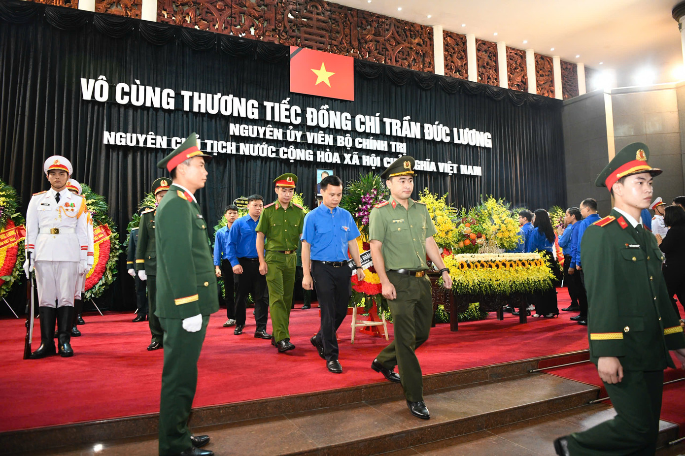 Trong niềm xúc động, tiếc thương vô hạn, Đoàn TNCS Hồ Chí Minh và tuổi trẻ Việt Nam kính cẩn nghiêng mình trước linh cữu đồng chí Trần Đức Lương và nguyện tiếp tục phát huy truyền thống vẻ vang của dân tộc, không ngừng cống hiến, góp sức trẻ xây dựng đất nước ngày càng giàu mạnh, văn minh, hiện đại, vững bước tiến vào kỷ nguyên mới.