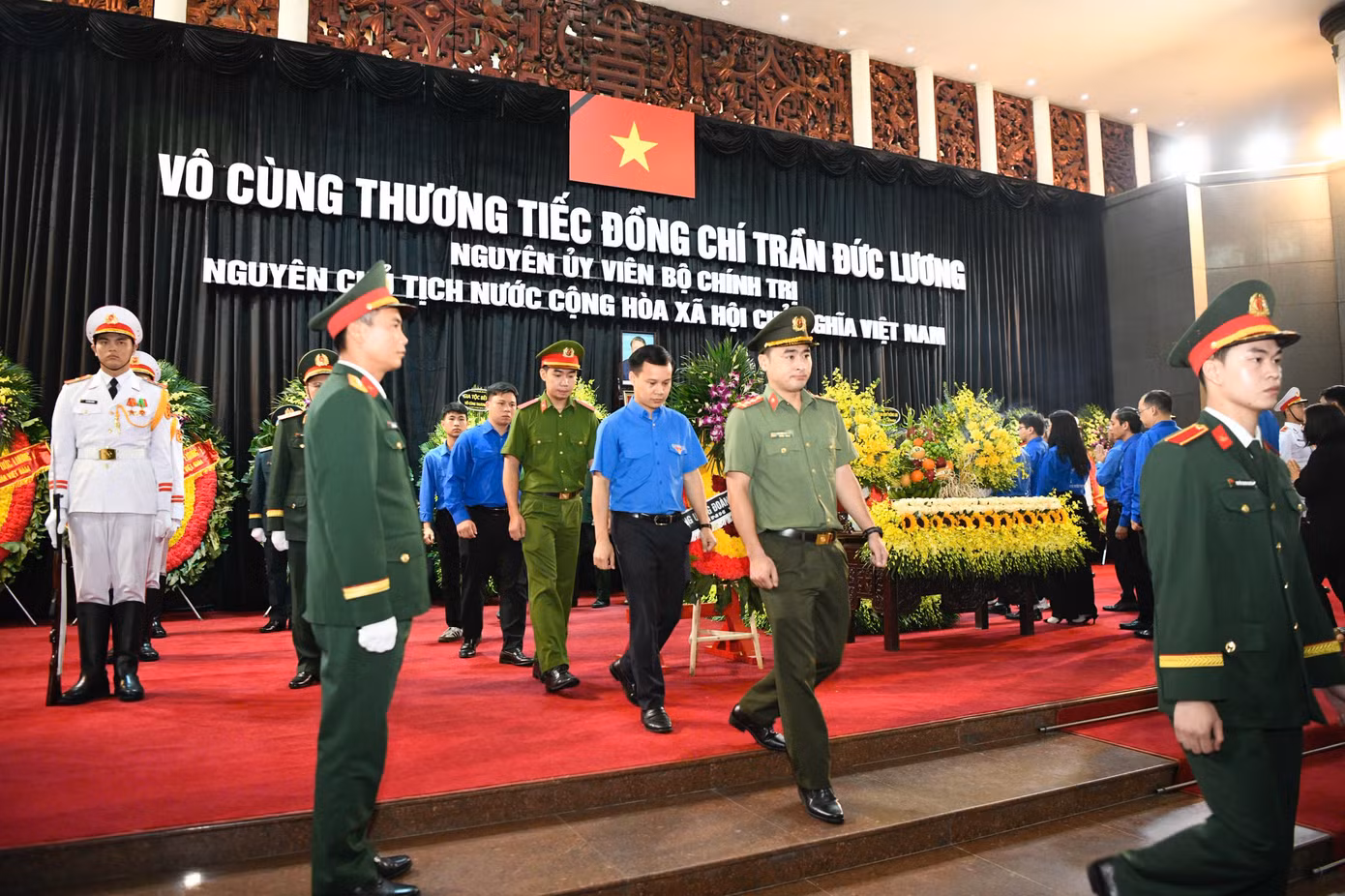 Trong niềm xúc động, tiếc thương vô hạn, Đoàn TNCS Hồ Chí Minh và tuổi trẻ Việt Nam kính cẩn nghiêng mình trước linh cữu đồng chí Trần Đức Lương và nguyện tiếp tục phát huy truyền thống vẻ vang của dân tộc, không ngừng cống hiến, góp sức trẻ xây dựng đất nước ngày càng giàu mạnh, văn minh, hiện đại, vững bước tiến vào kỷ nguyên mới. Trong niềm xúc động, tiếc thương vô hạn, Đoàn TNCS Hồ Chí Minh và tuổi trẻ Việt Nam kính cẩn nghiêng mình trước linh cữu đồng chí Trần Đức Lương và nguyện tiếp tục phát huy truyền thống vẻ vang của dân tộc, không ngừng cống hiến, góp sức trẻ xây dựng đất nước ngày càng giàu mạnh, văn minh, hiện đại, vững bước tiến vào kỷ nguyên mới.
